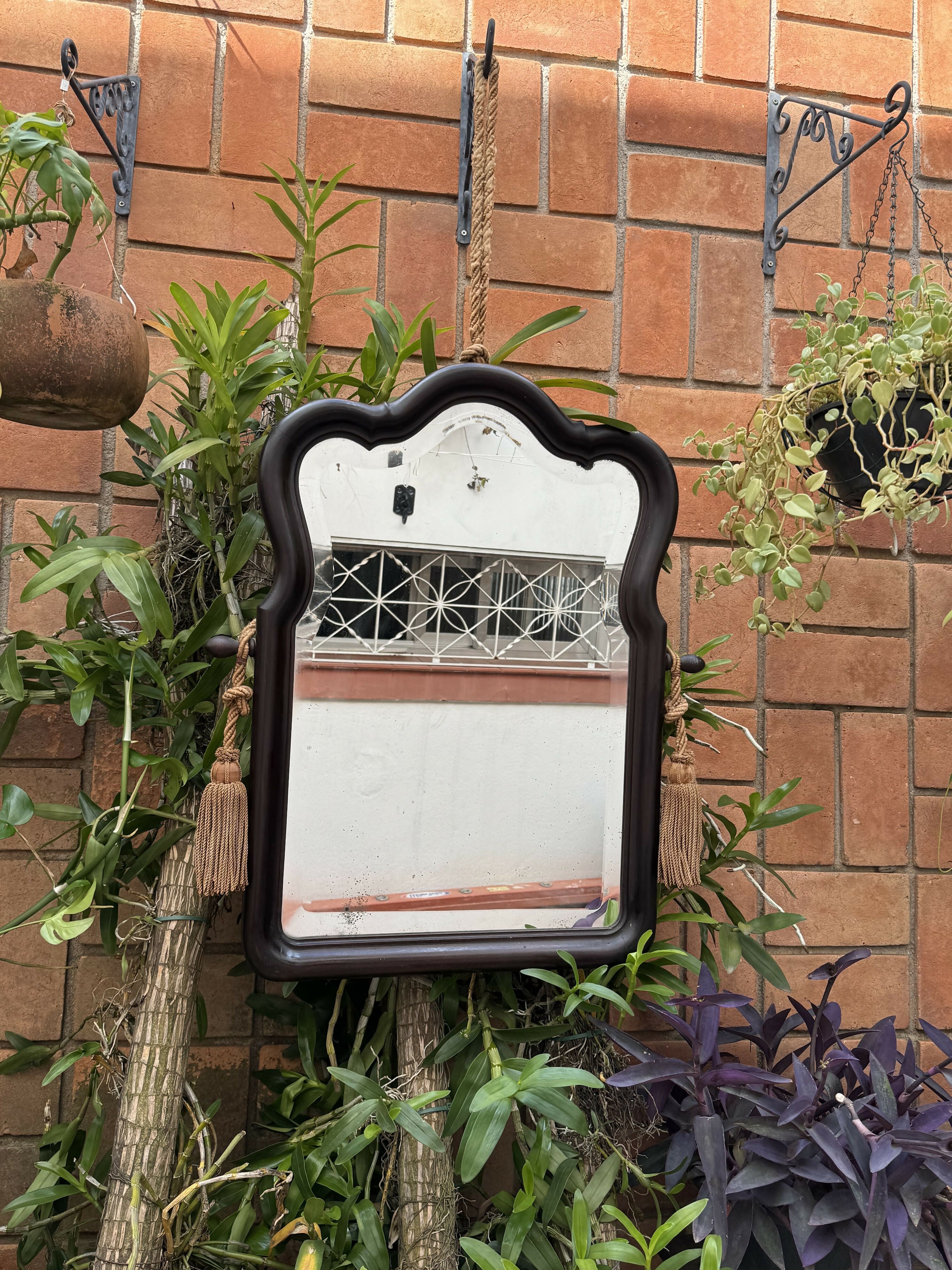 Lindo espelho bisotado muito antigo com adornos e madeira maciça