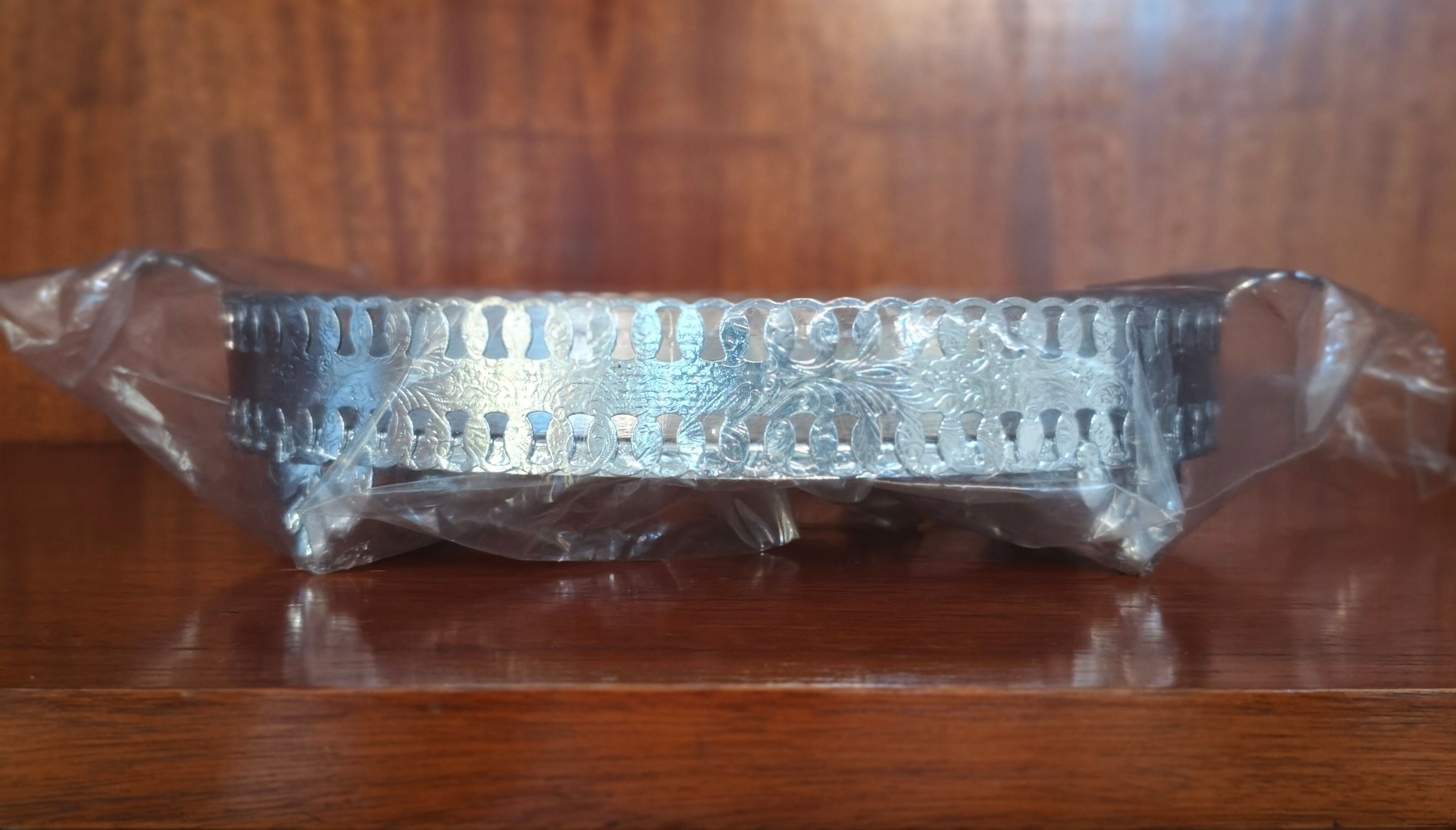 Bandeja marca Bijoux em metal