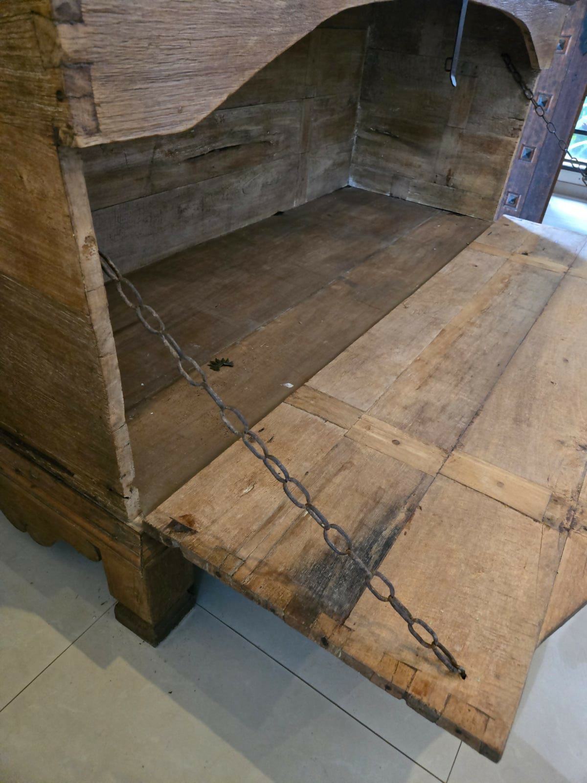 Arca colonial imponente, em madeira maciça