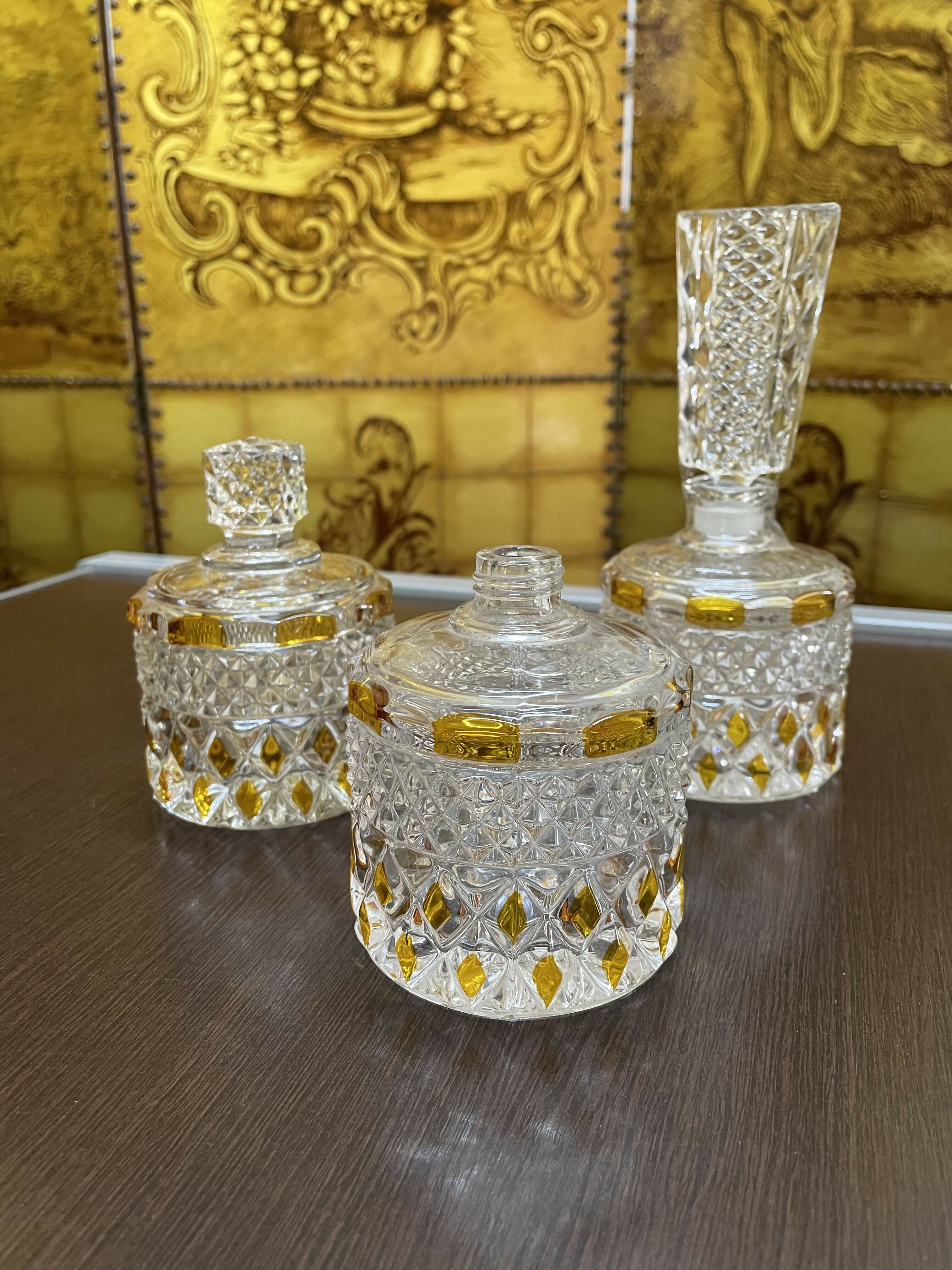 Jogo de perfumeiros cristal bico de jaca com detalhe ambar