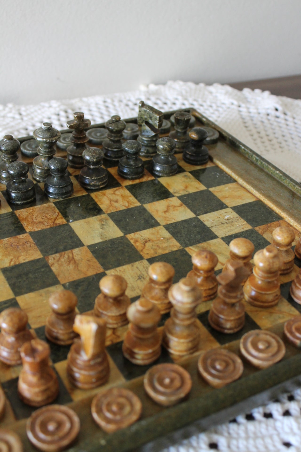 Jogo de Xadrez e Dama em Pedra-Sabão – Peça Artesanal e Vintage