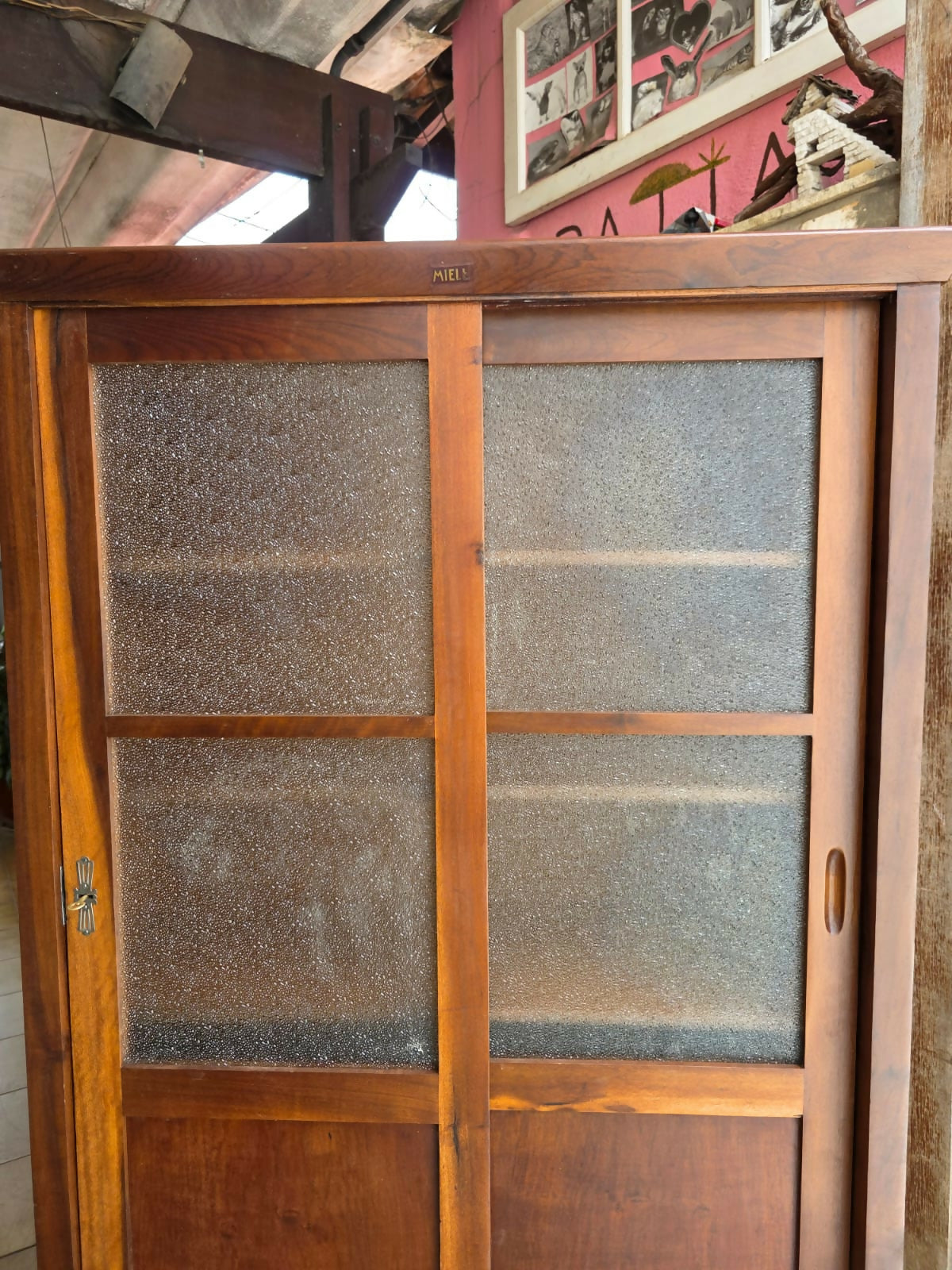 Armário / Livreiro Miele portas de correr, década de 60, possui 4 tábuas, selos da época, chave e fechadura.