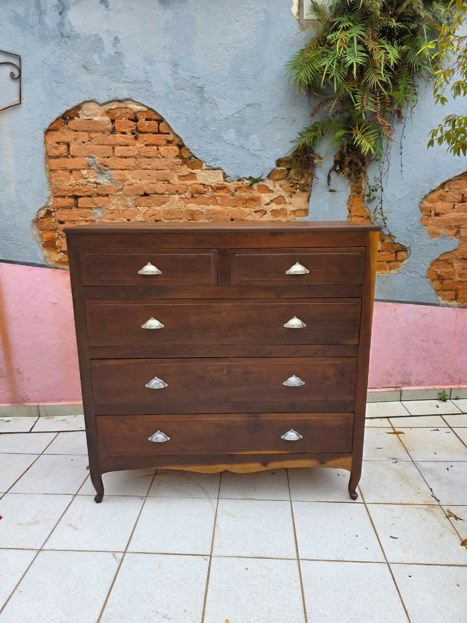 Cômoda de fazenda em imbuia maciça, possui 5 gavetas com puxadores concha.
