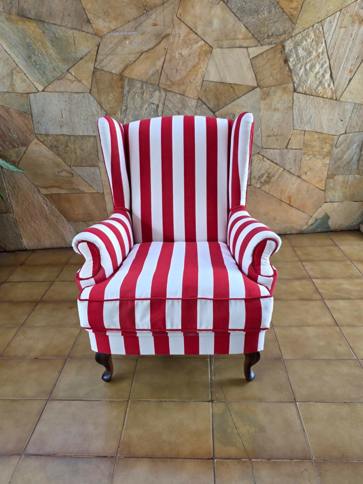 Poltrona Bergère Clássica Estofada em listras vermelho e branco, com pés em imbuia maciça.