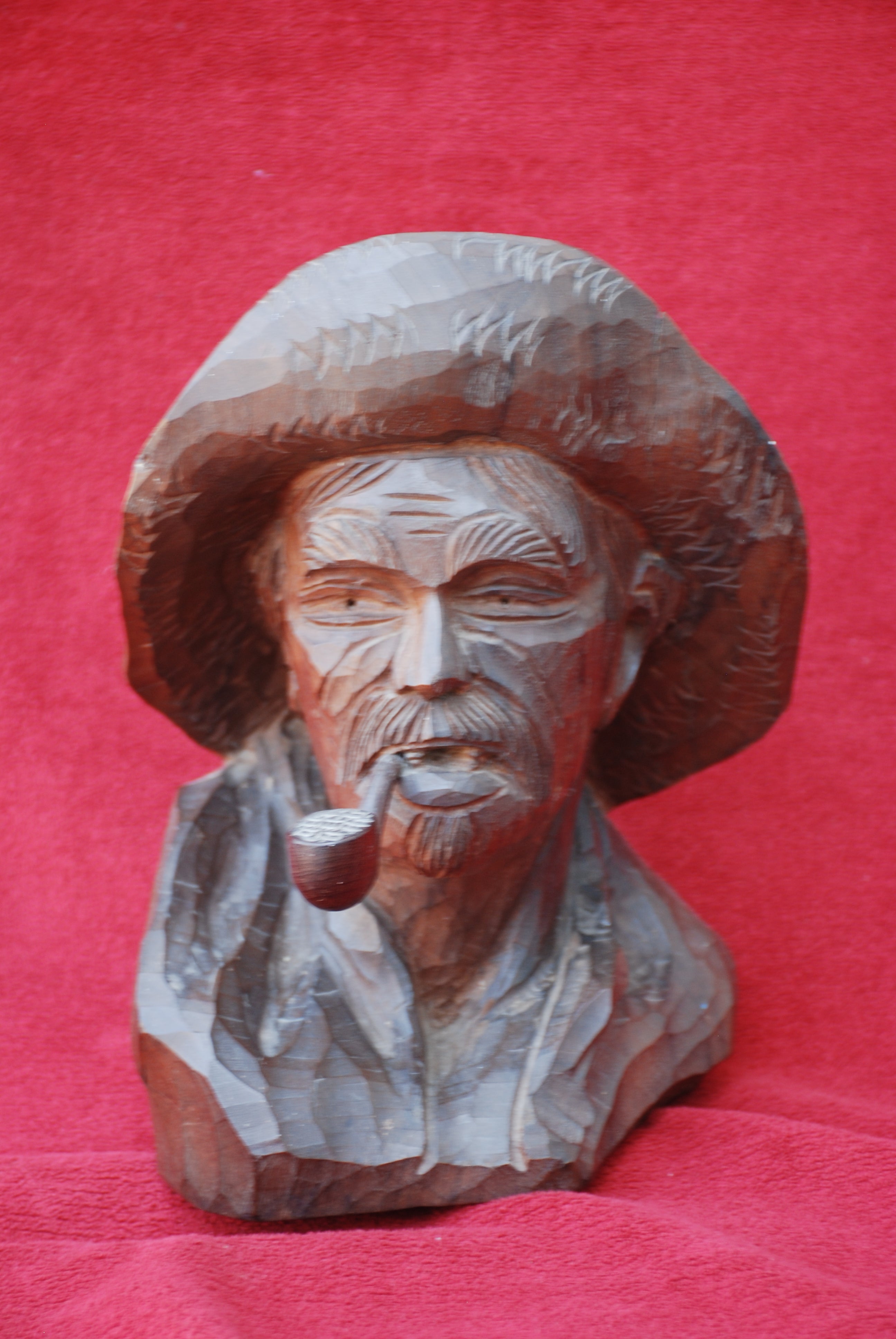 Busto de homem com cachimbo entalhado em madeira nobre . anos 60