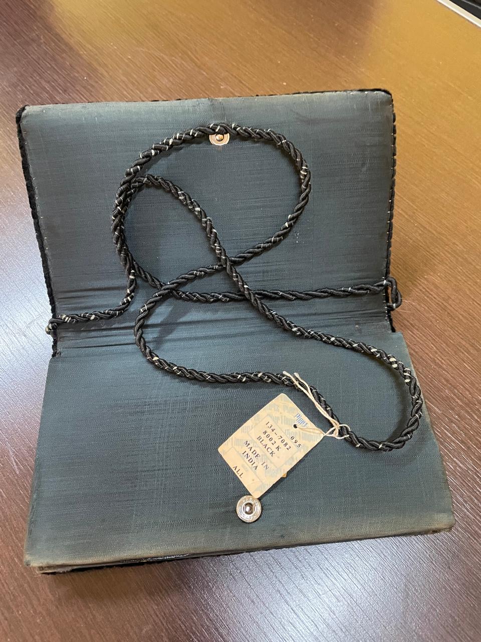 Bolsa cluch indiana VINTAGE, veludo preta, bordado Handmades
