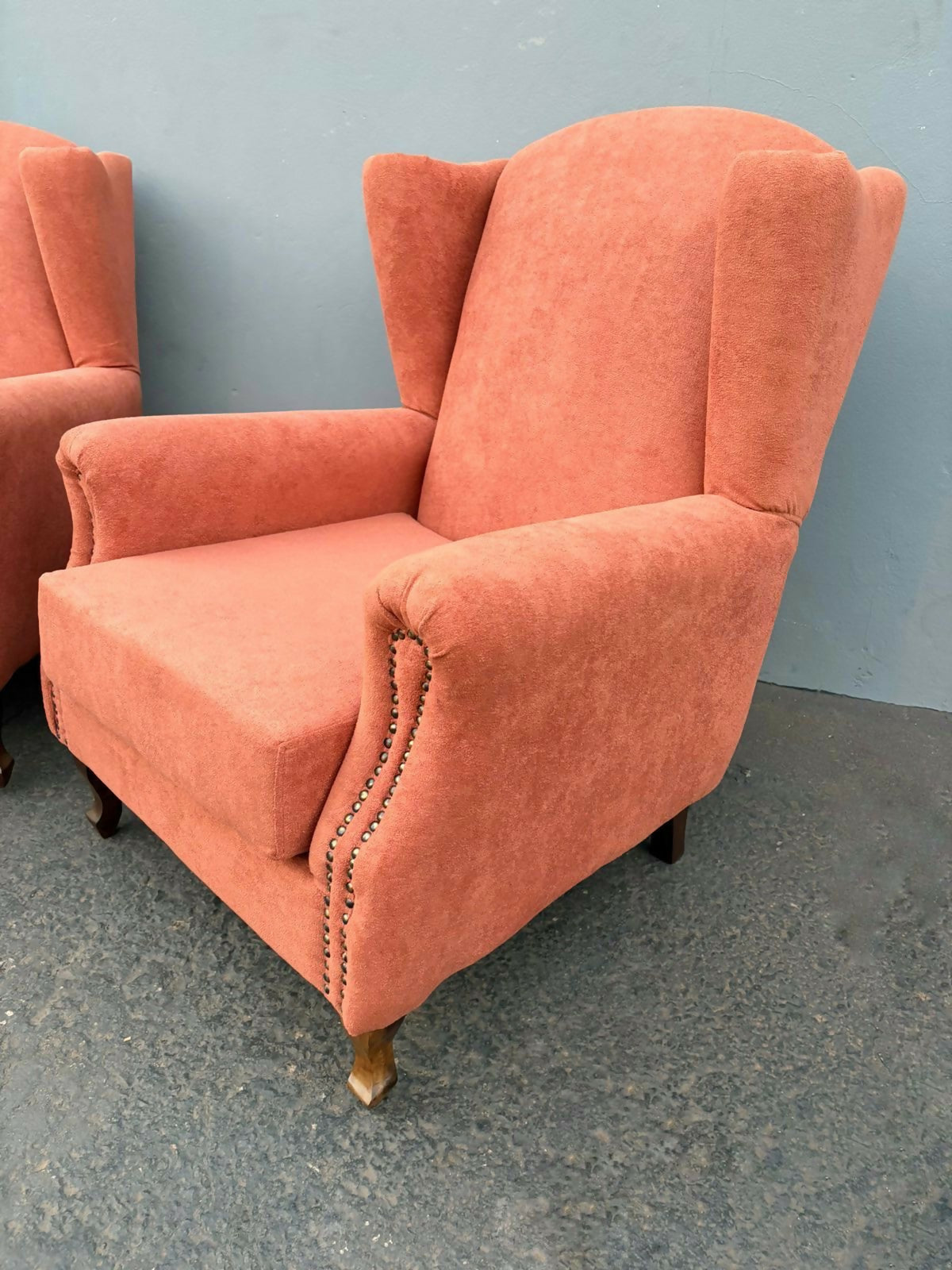 Par de Poltronas Berger – Elegância Clássica com Conforto Renovado