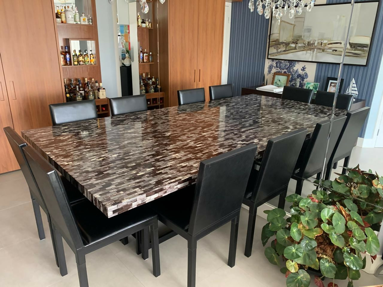 Mesa de jantar com pastilha de chifre preto com 6 cadeiras em couro