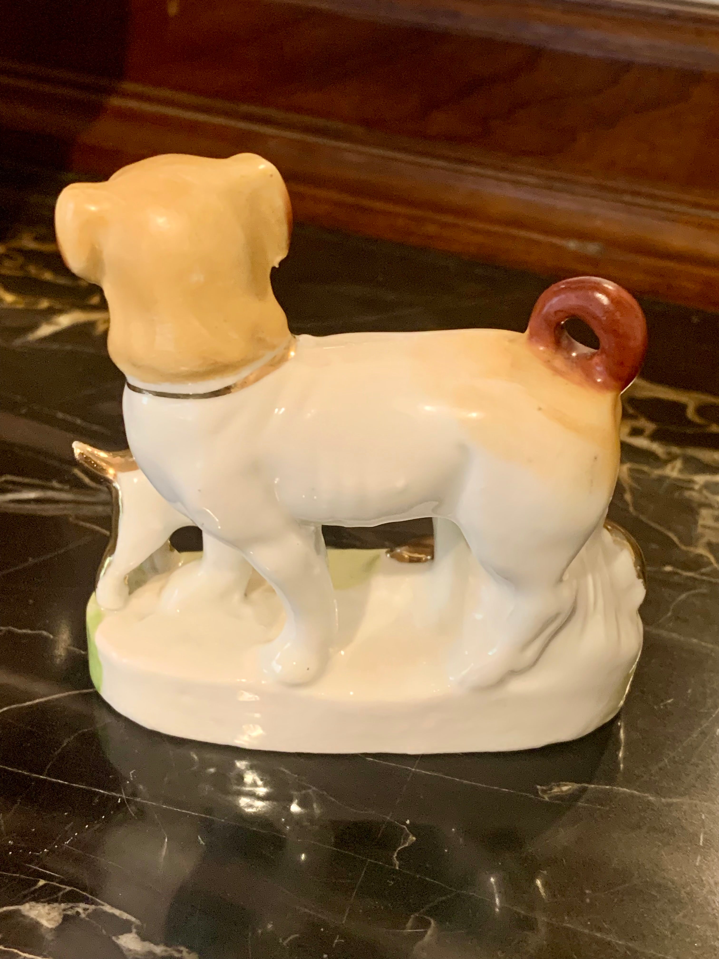 Linda estatueta ou bibelot de cão com seus filhotes