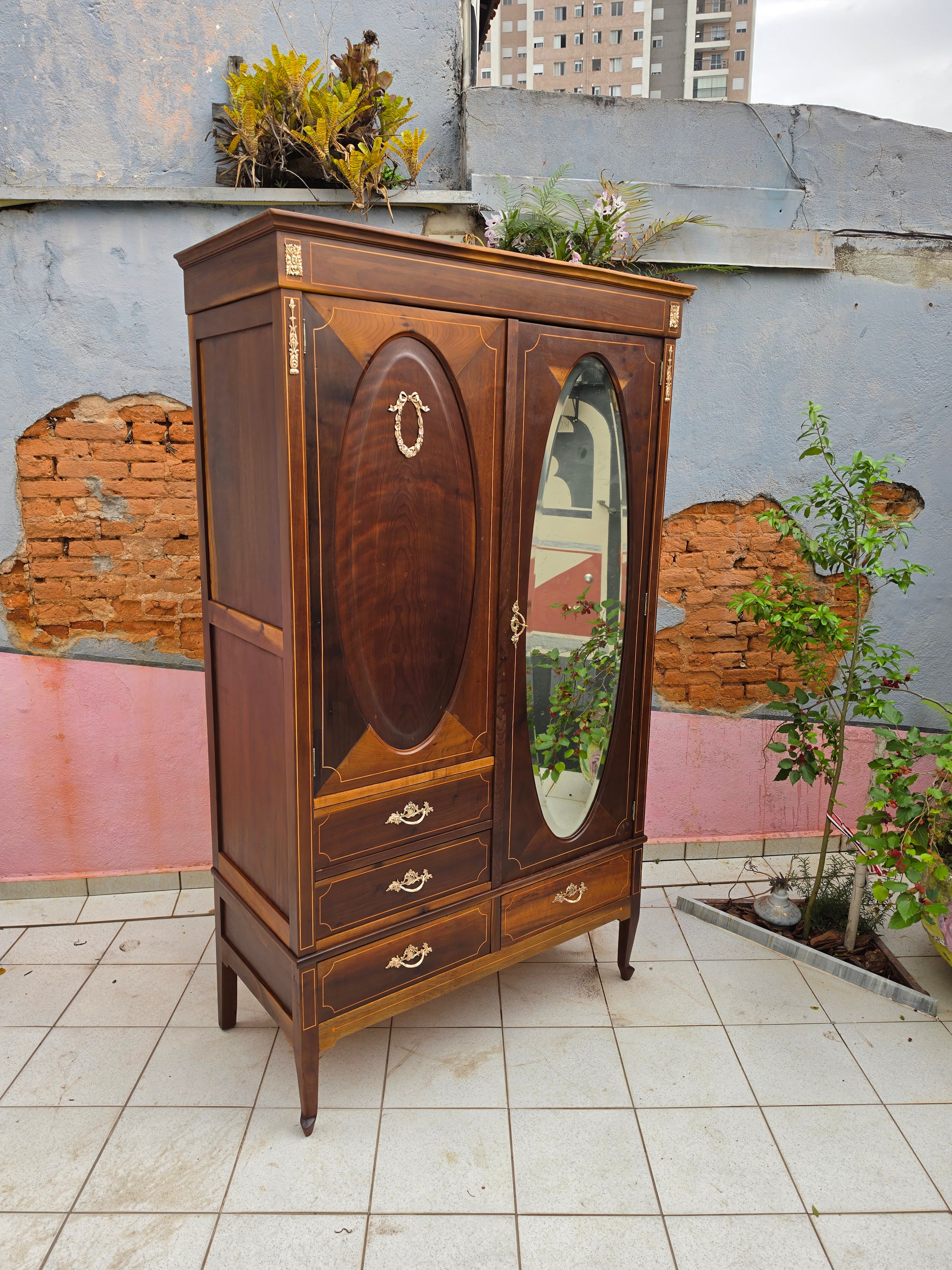 Guarda roupa 1930 com Marchetaria e espelho oval