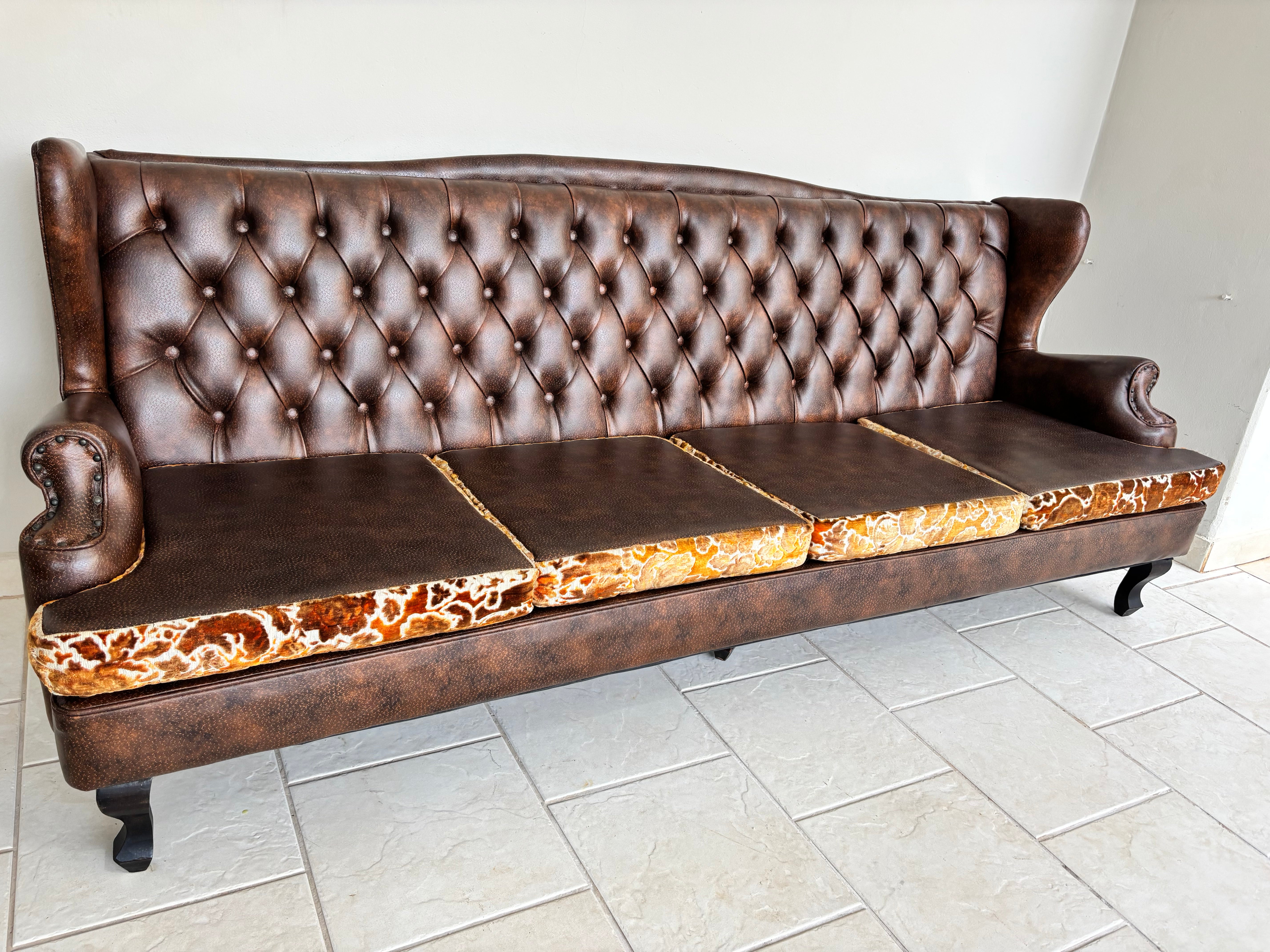 Sofá Vintage Anos 60/70 Estilo Imperial Chesterfield Imperador marrom – 4 Lugares