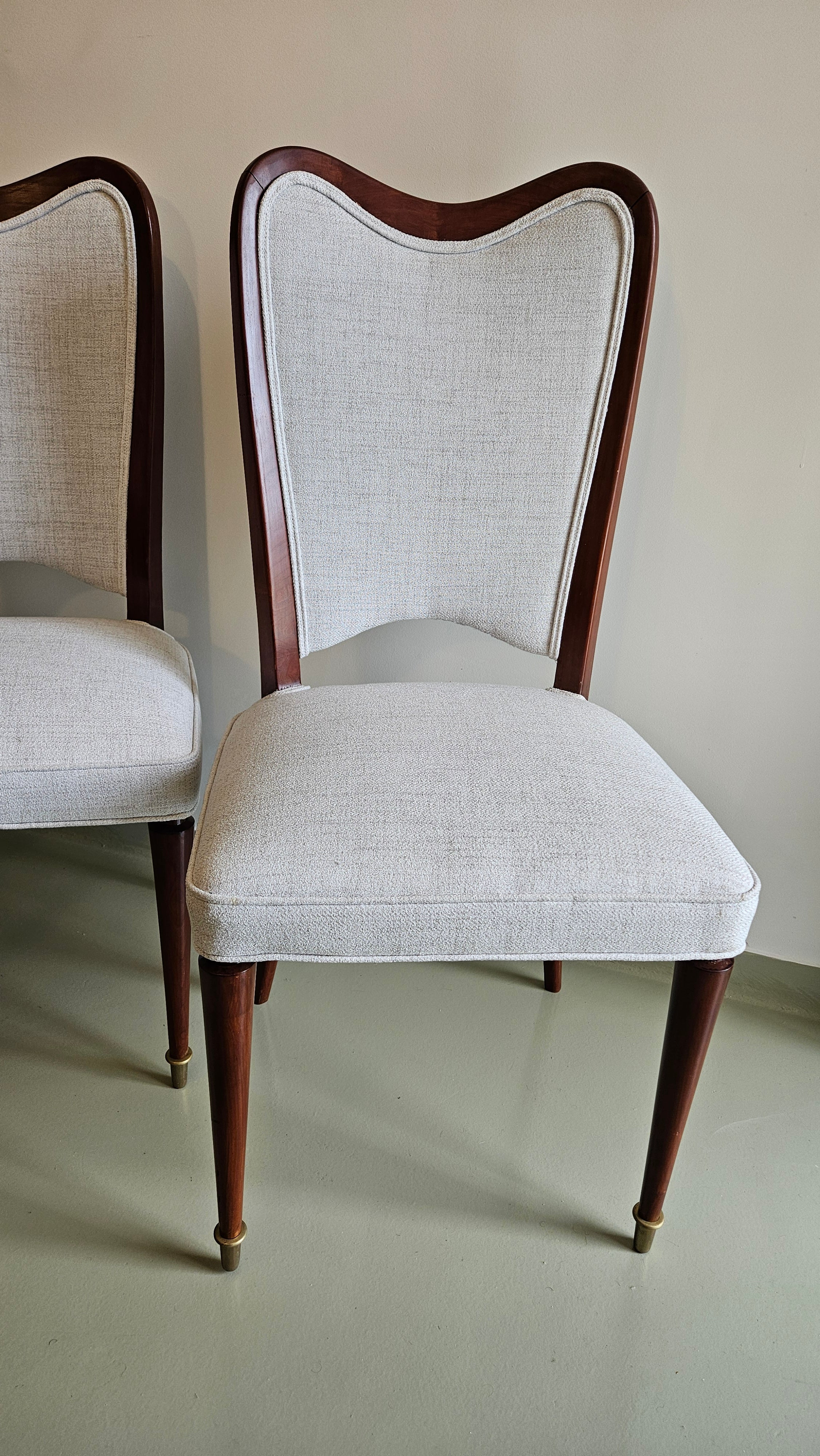 QUARTETO CADEIRAS GIUSEPPE SCAPINELLI ANOS 50 EM CAVIÚNA E ESTOFADO EM LINHO OFF WHITE 
