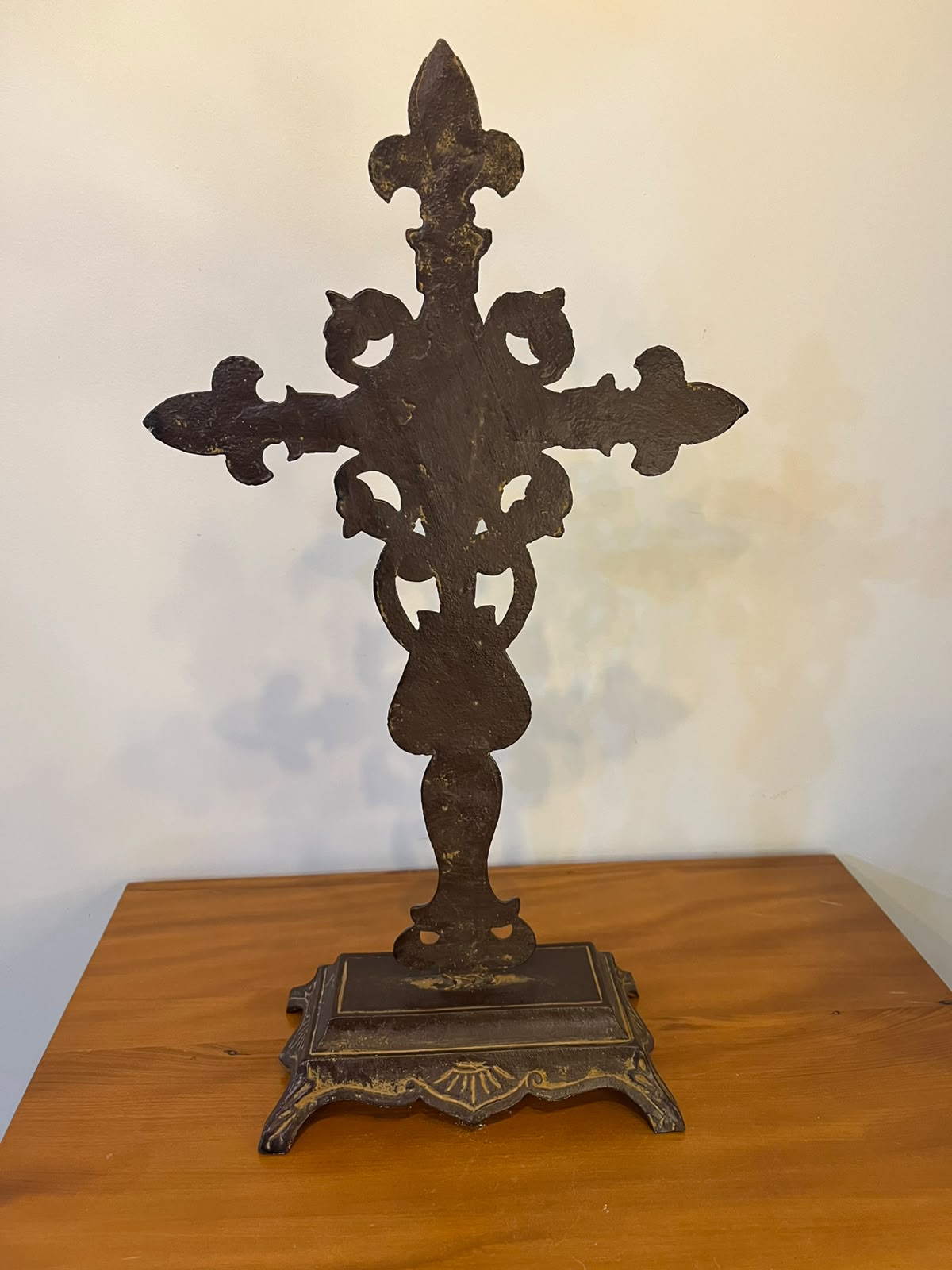 Cruz decorativa em ferro fundido com detalhes dourados – 52 cm