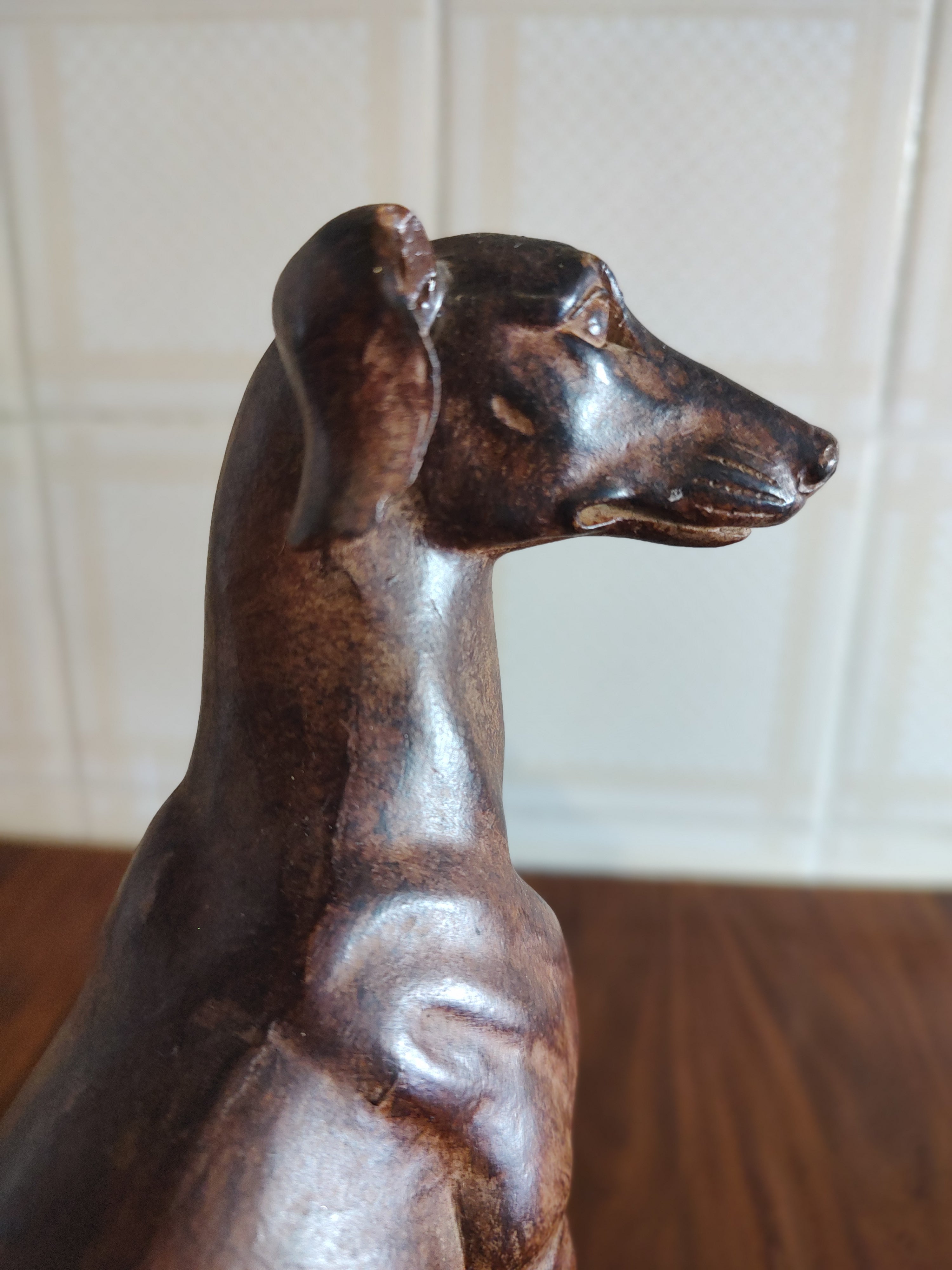 Maravilhosa Estátua de Galgo imitando madeira (23cm altura)