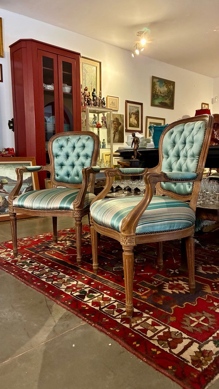 Par de Poltronas Estilo Luís XVI em tecido listrado 