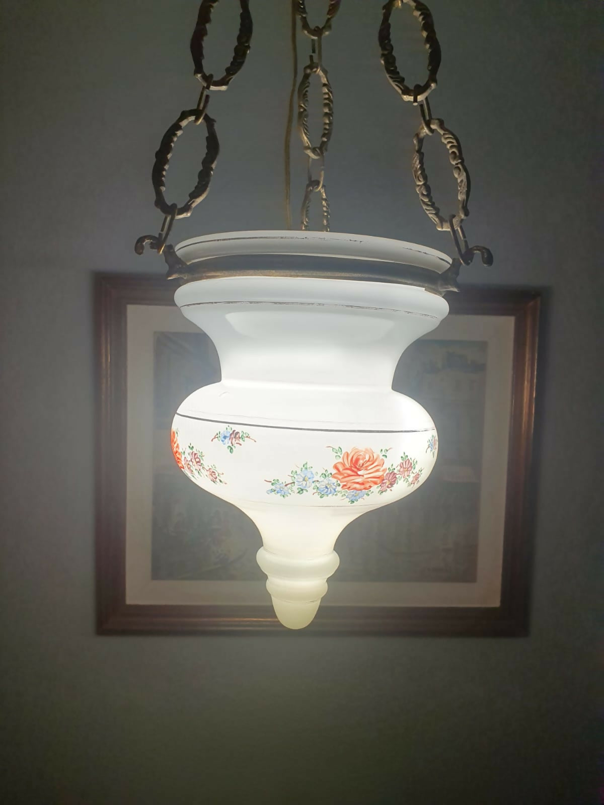 Antiga luminária pendente de teto em opalina branca pintada a mão com estrutura em bronze