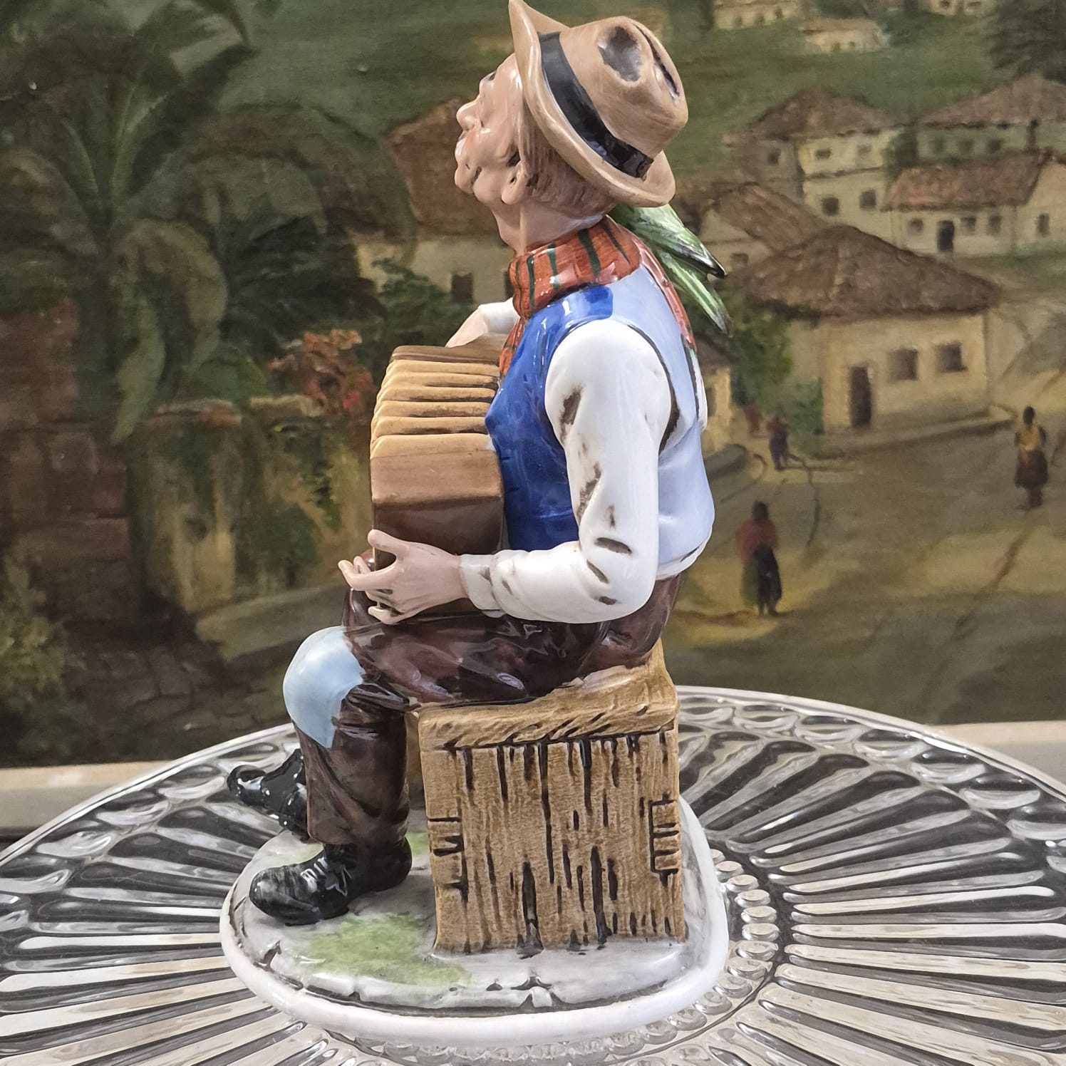 Maravilhosa escultura em biscuit italiano Capodimonte, chamada “O Sanfoneiro e o Papagaio” do italiano Fisarmonicista. Muito rara!