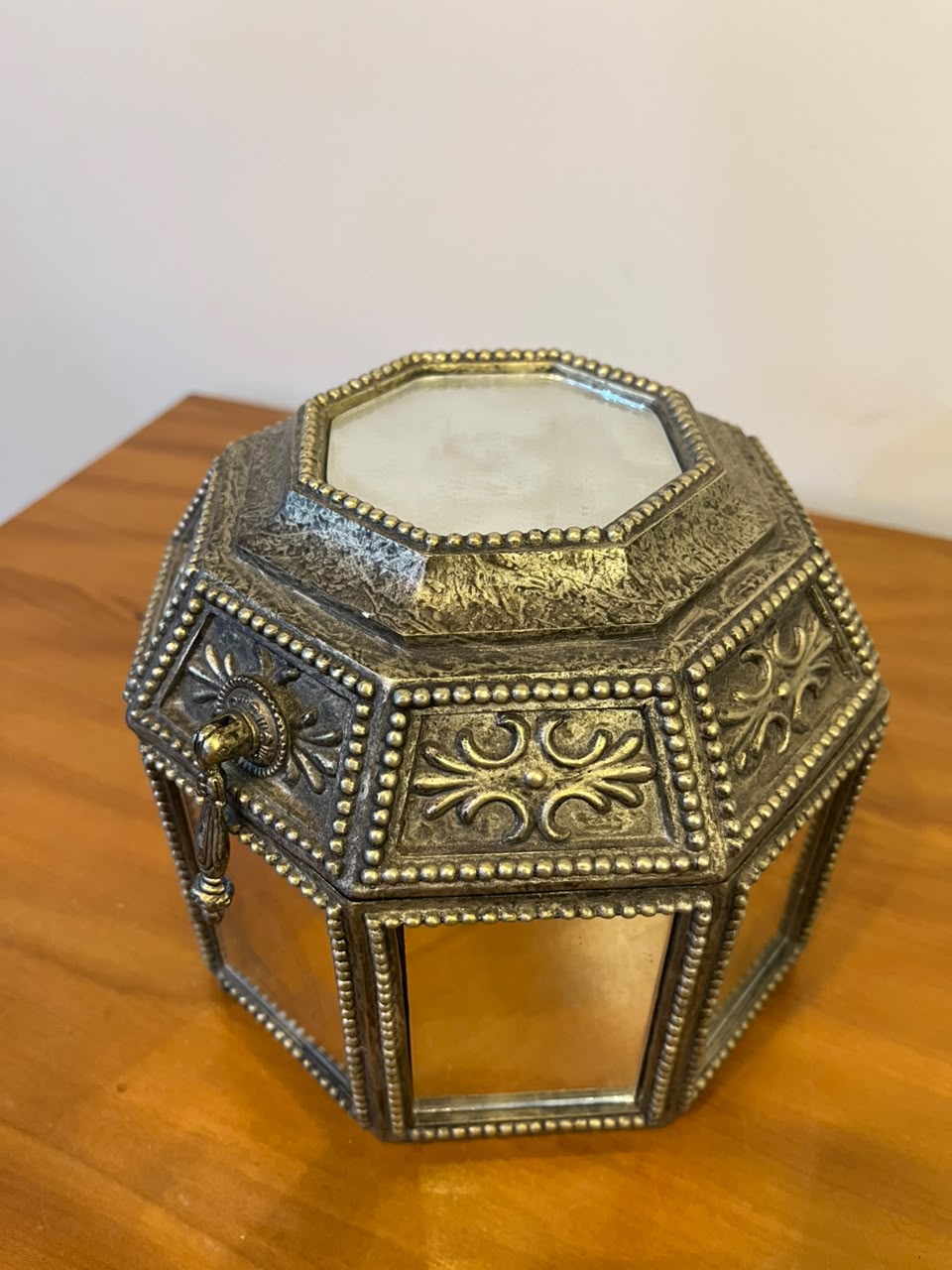 Caixa porta-joias oitavada em metal prateado e espelhos — 15 cm