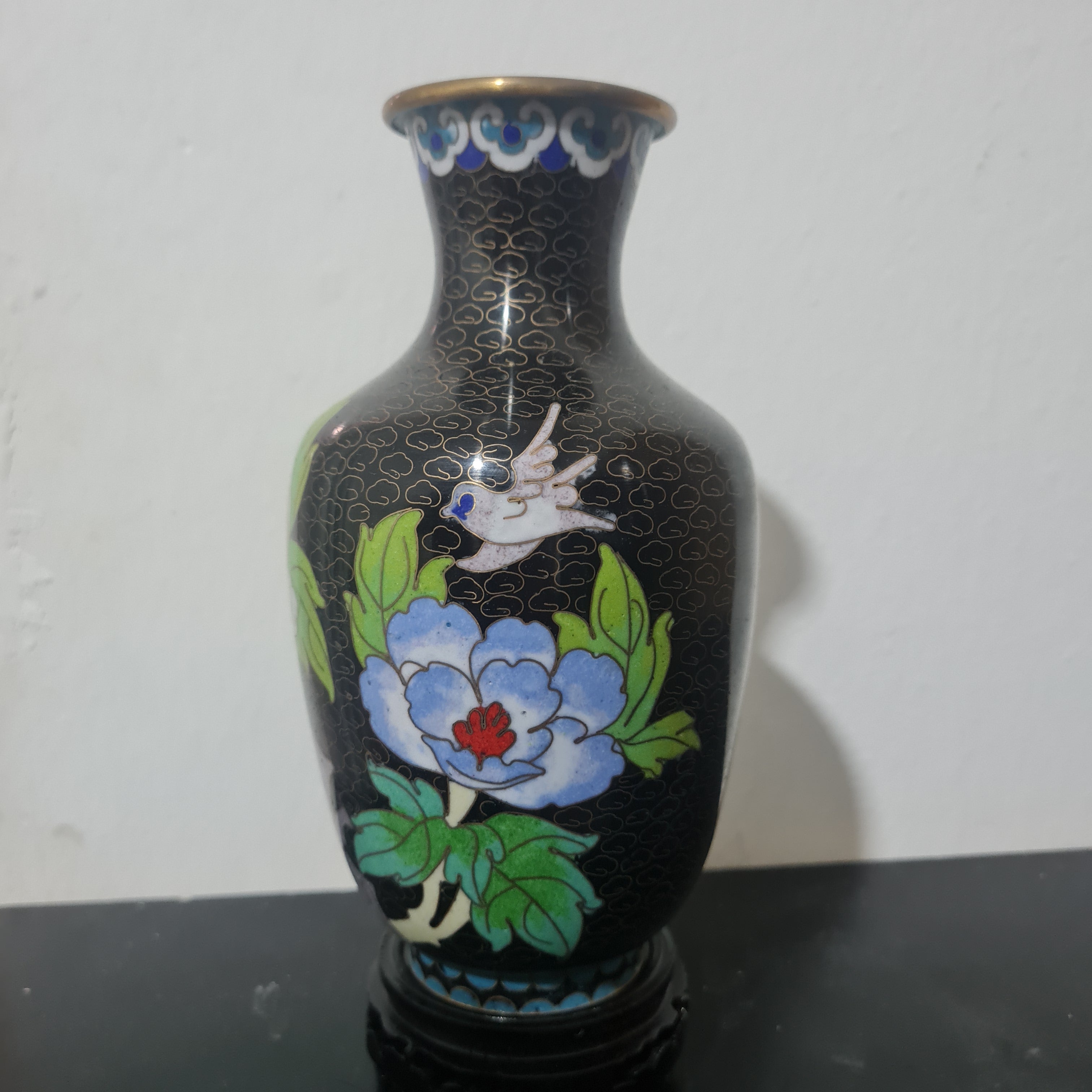 Par de Vasos Cloisonné Chineses Vintage (Anos 70) – 20cm com Peanhas em Madeira