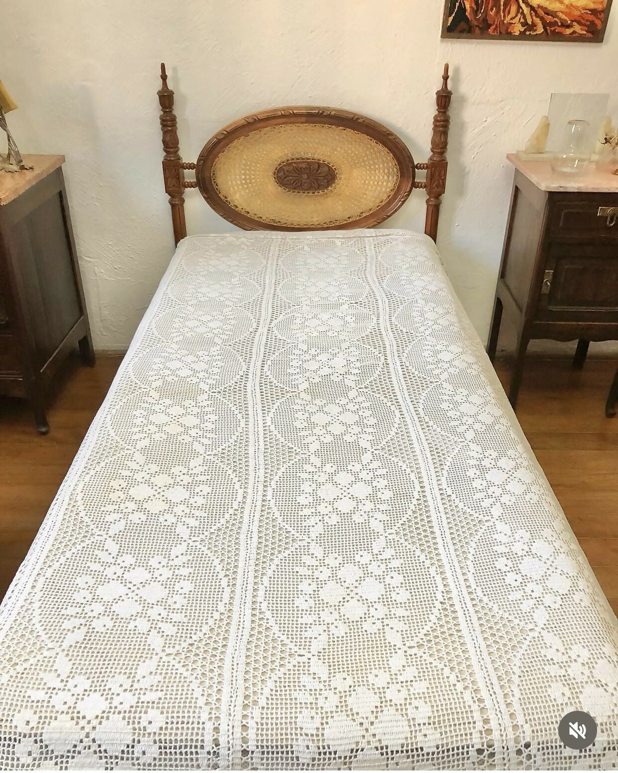 Cama vintage de solteiro em madeira nobre de cerejeira e palhinha natural.