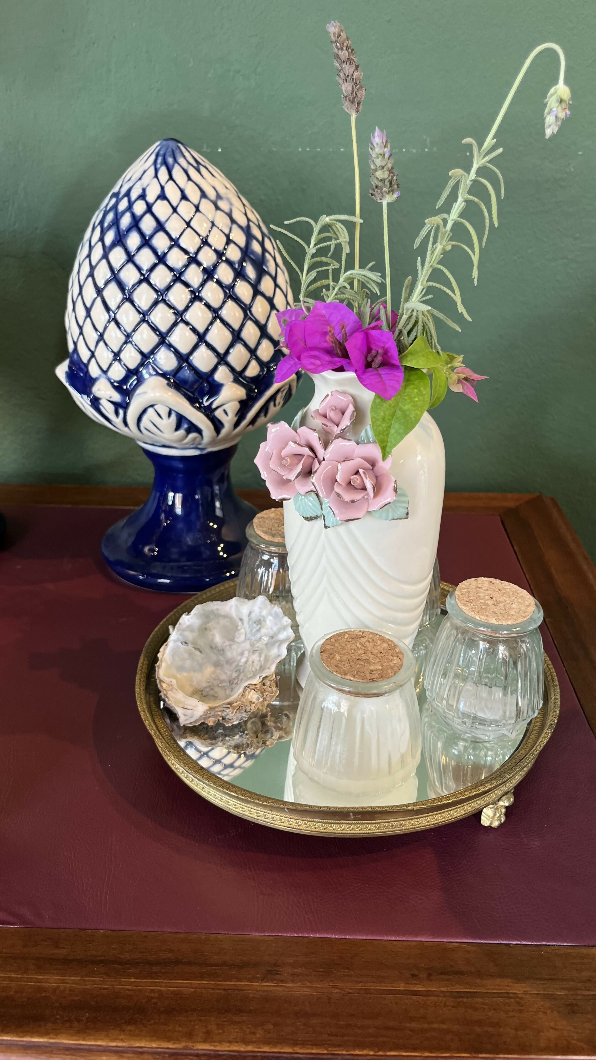 Antigo vaso confeccionado em cerâmica com flores em relevo