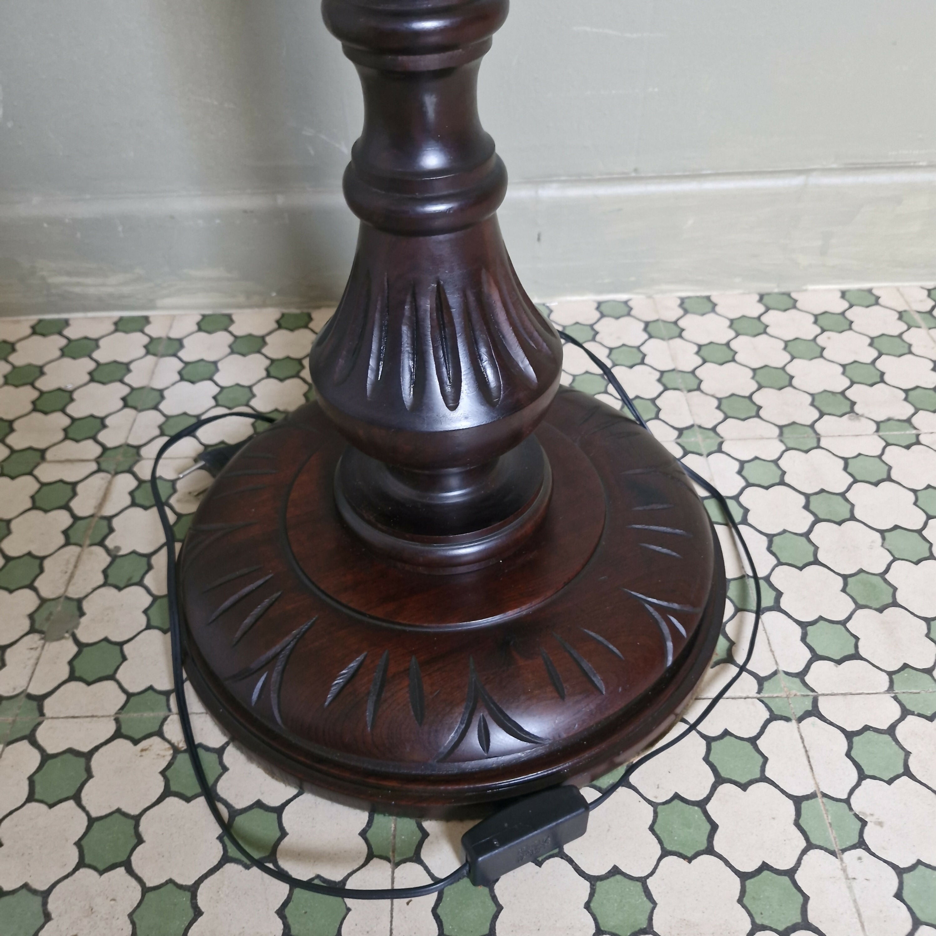 Abajur de Piso em Imbuia