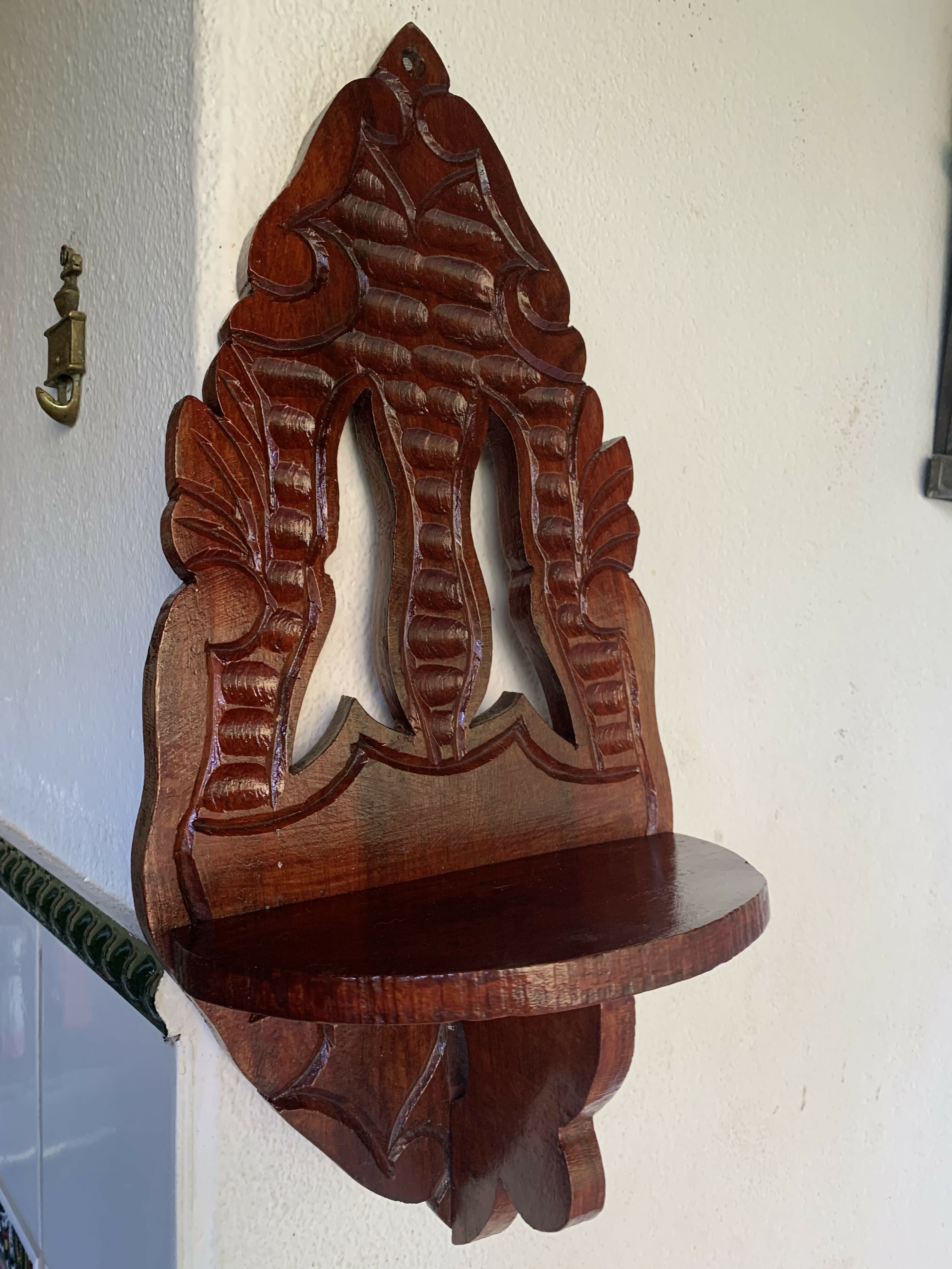 Oratório / Peanha em madeira entalhada a mão