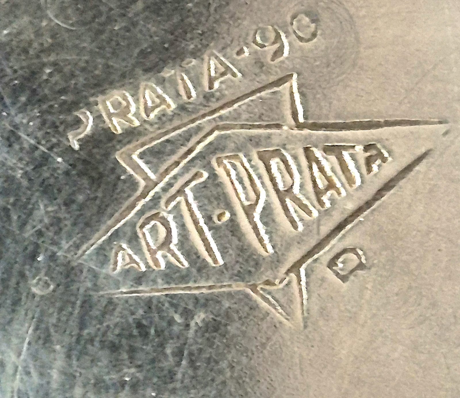 Balde de gelo vintage em metal espessurado à prata 90, Art Prata. Perfeito,  com desgaste no banho na parte da alça.   Com escorredor de água.