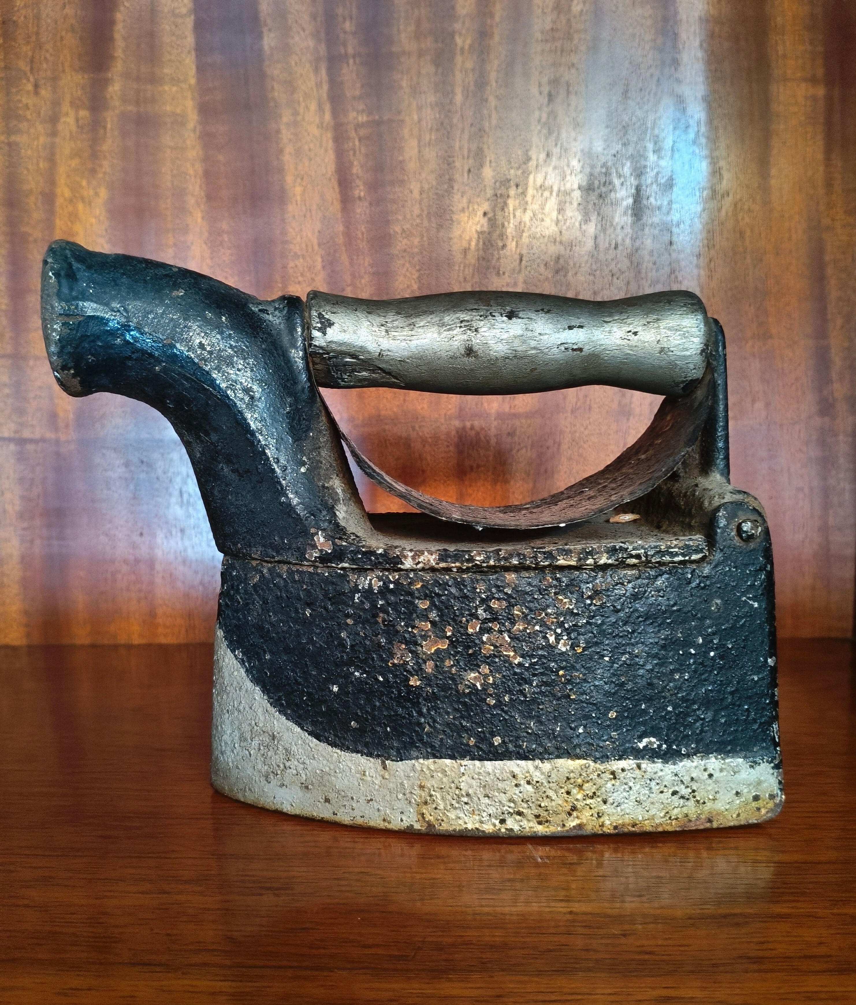 Ferro de passar roupa a carvão