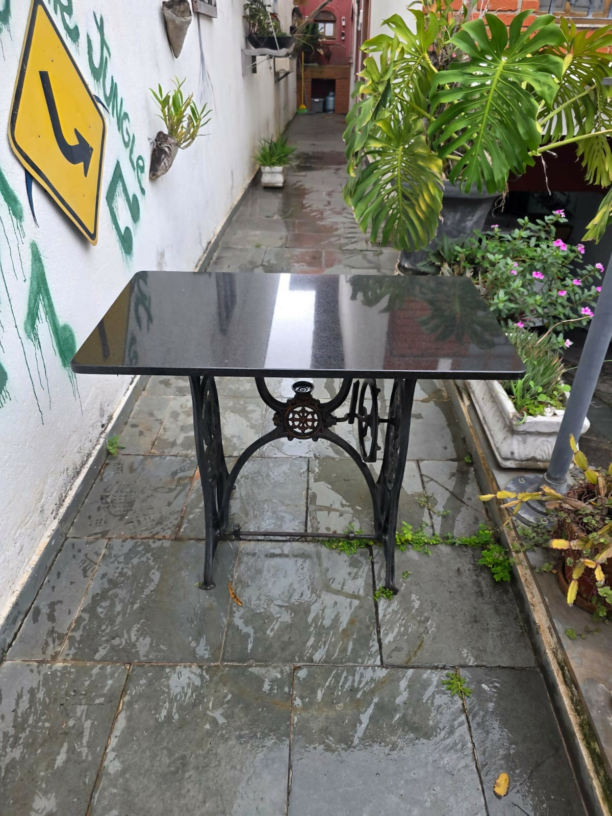 Aparador / Mesinha de Máquina de costura antiga com tampo em granito São Gabriel lapidado