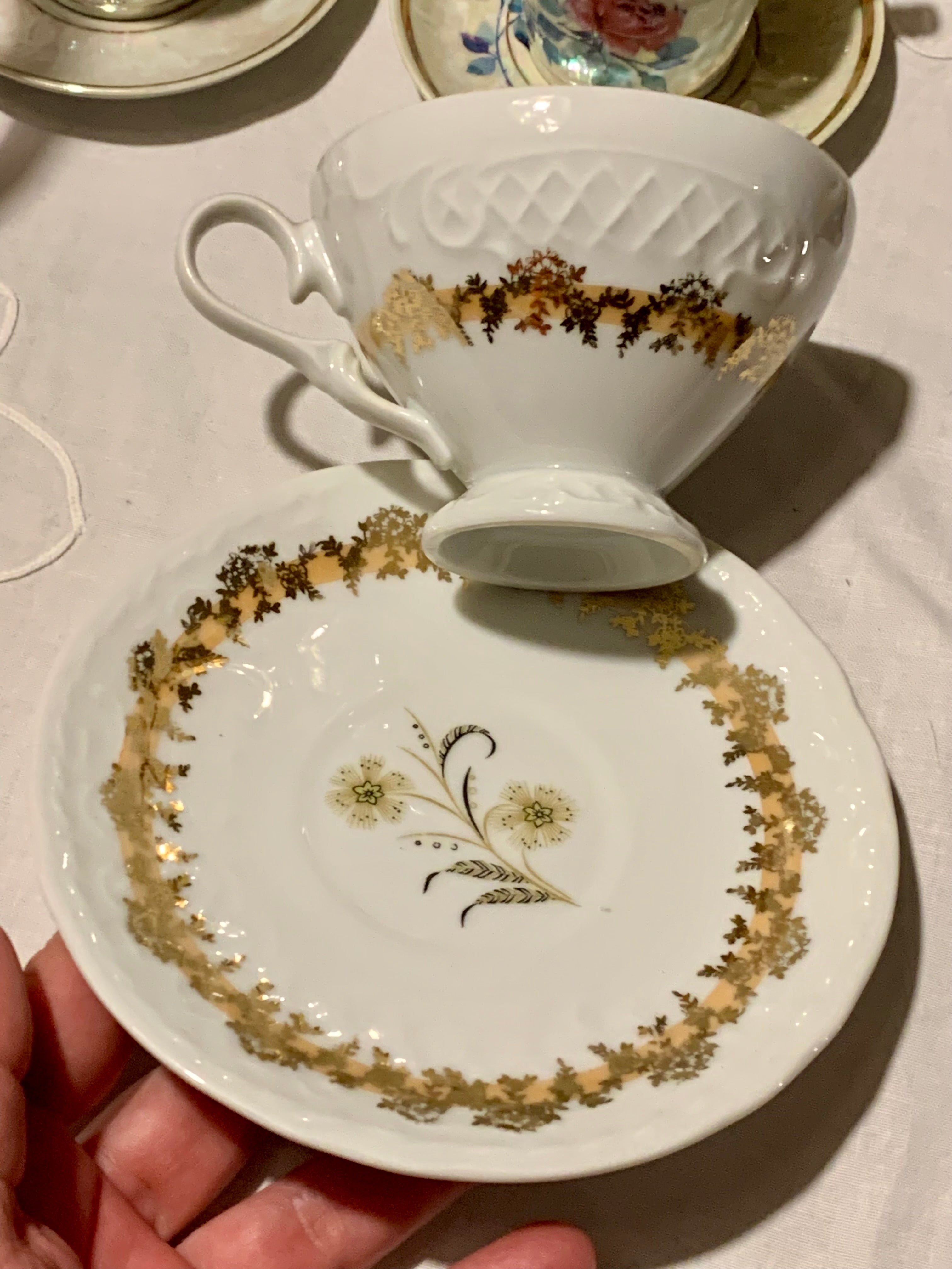 Espetacular xícara solteira em porcelana para coleção. com estampa floral dourada