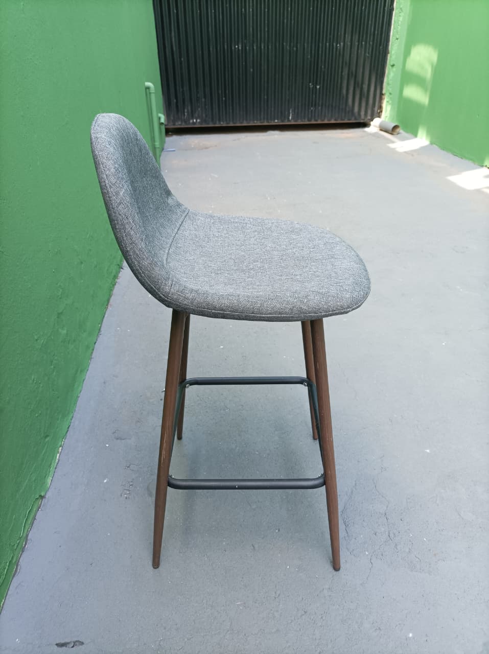Banqueta Alta Estofada em Tecido Cinza com Pés Amadeirados – 80 cm