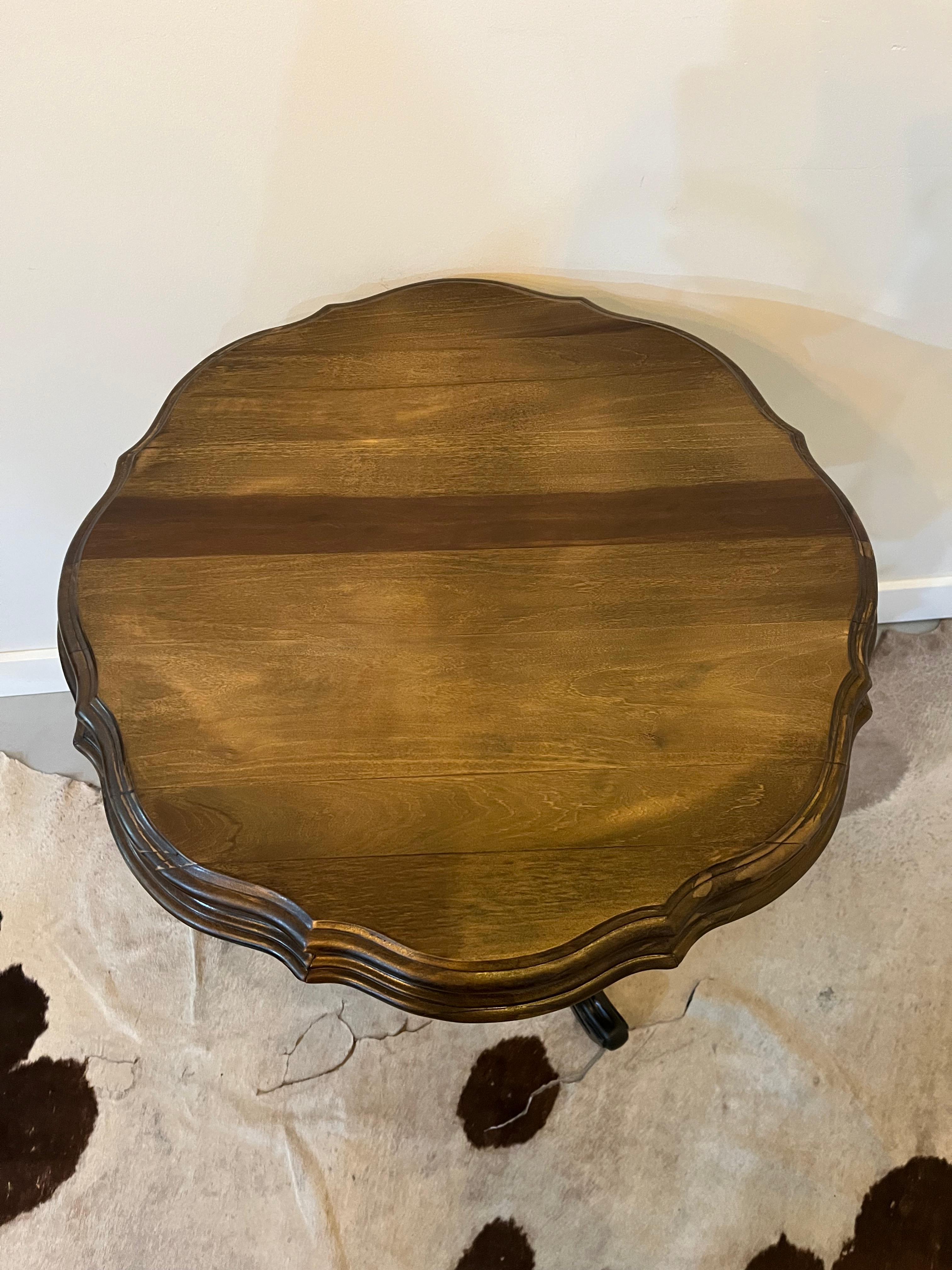 Mesa Lateral Arredondada Clássica em Madeira com Colunas Torneadas – 72 × 57 cm