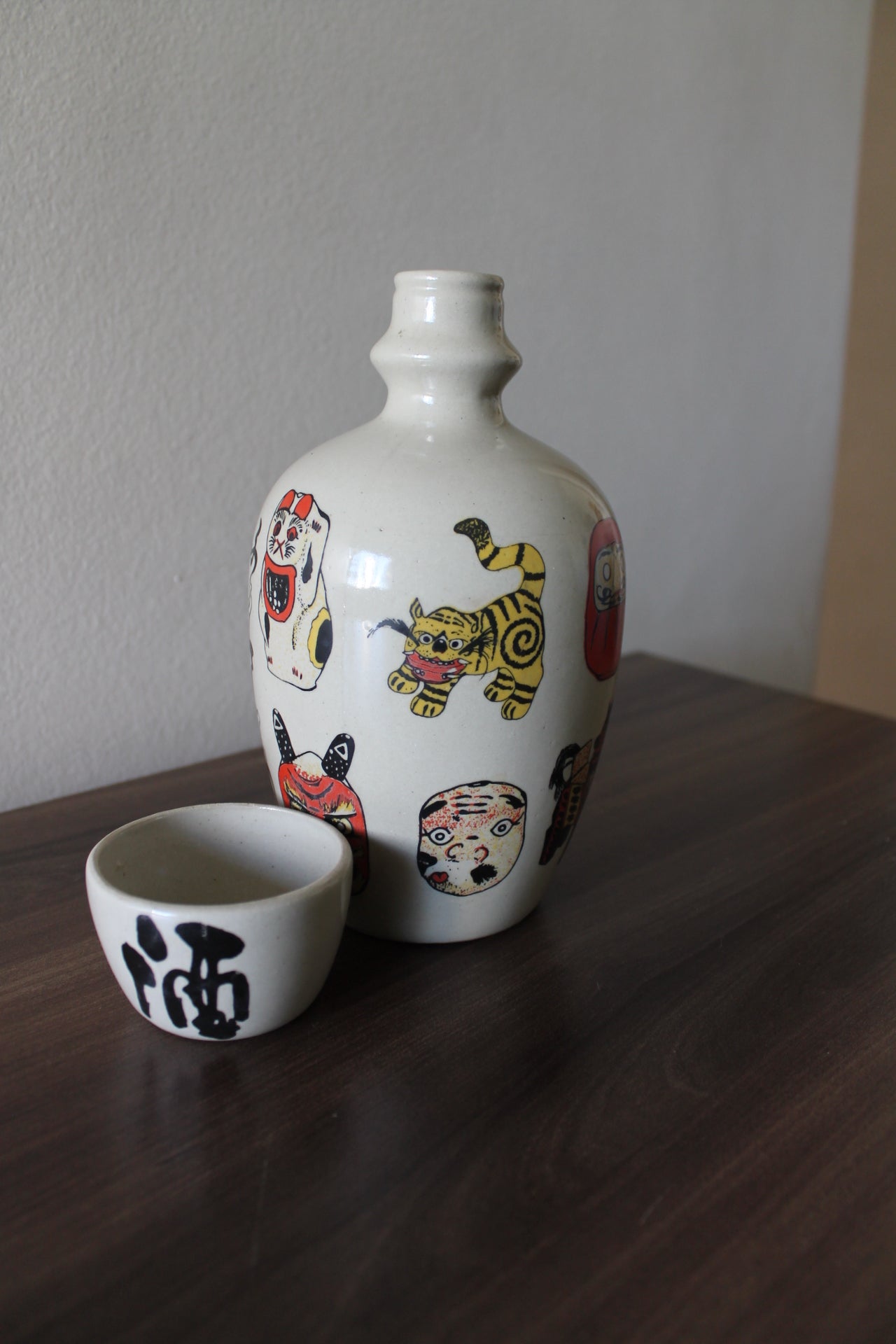 Garrafa Japonesa em Cerâmica – Decoração Tradicional com Daruma e Figuras Japonesas