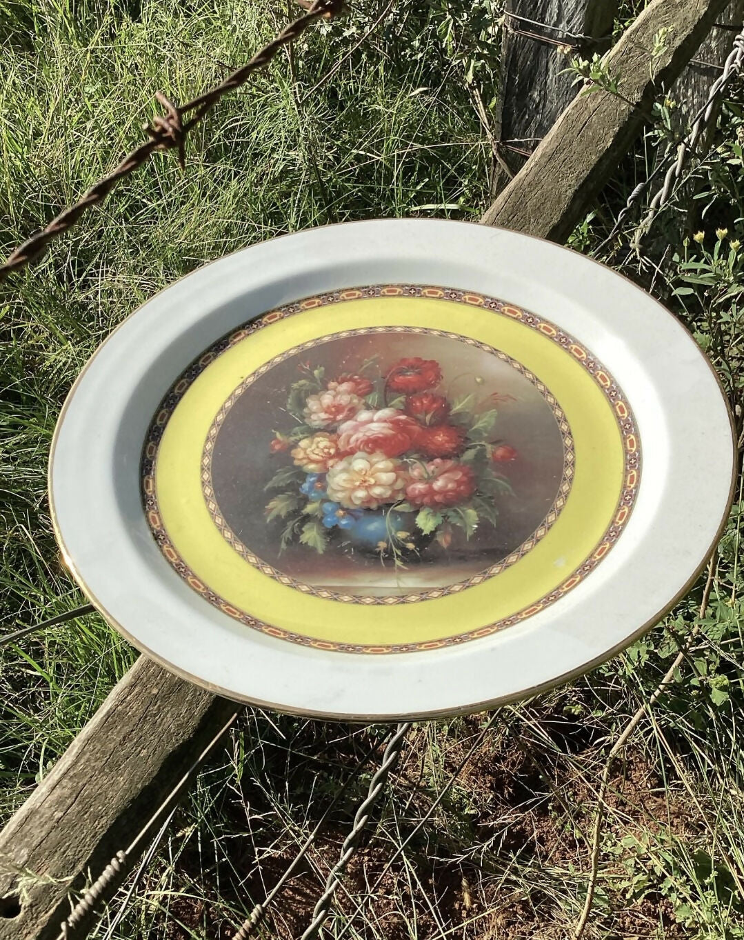 Mesa posta com preciosos pratos