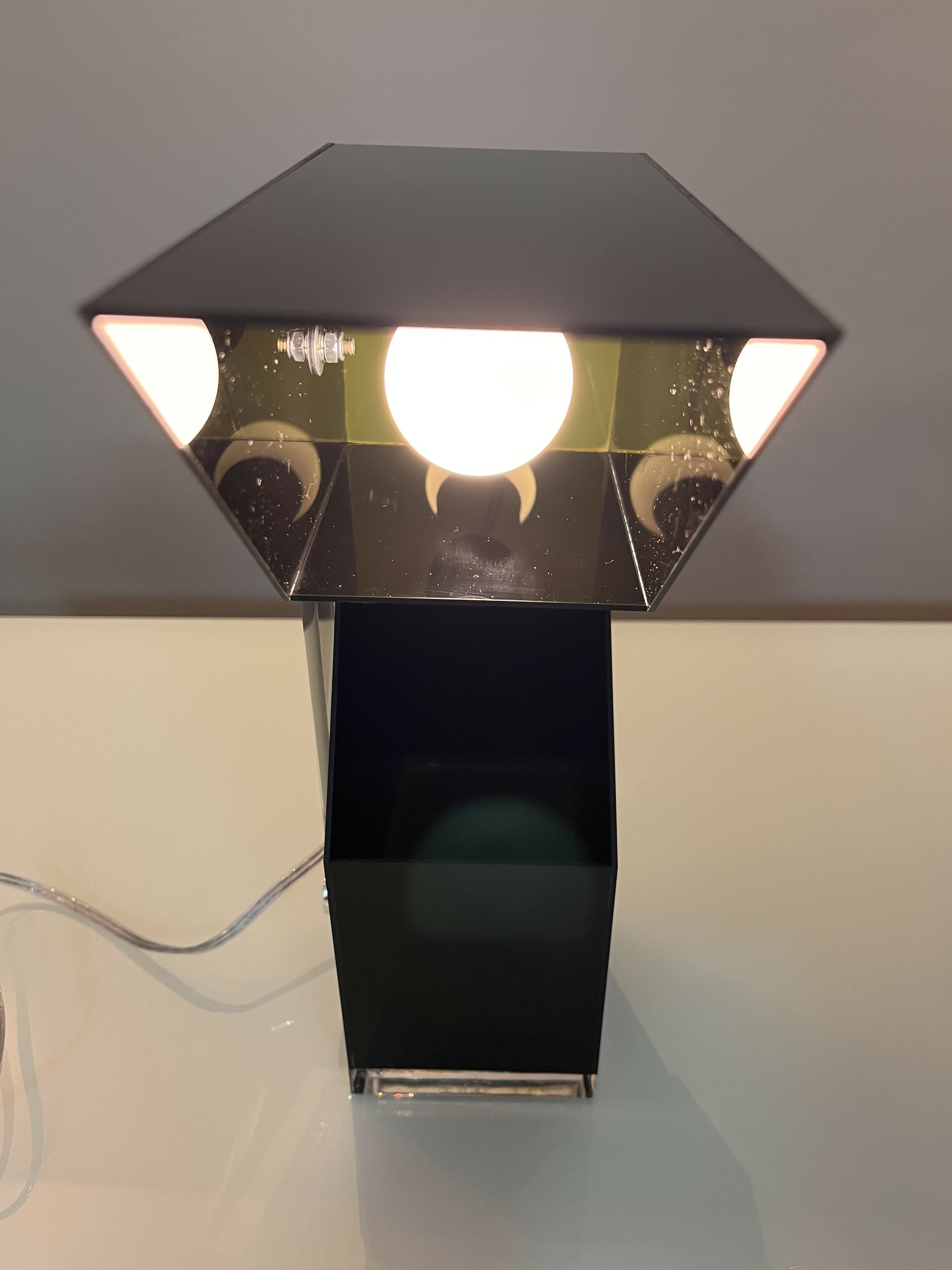 Luminária de mesa 100% em acrílico