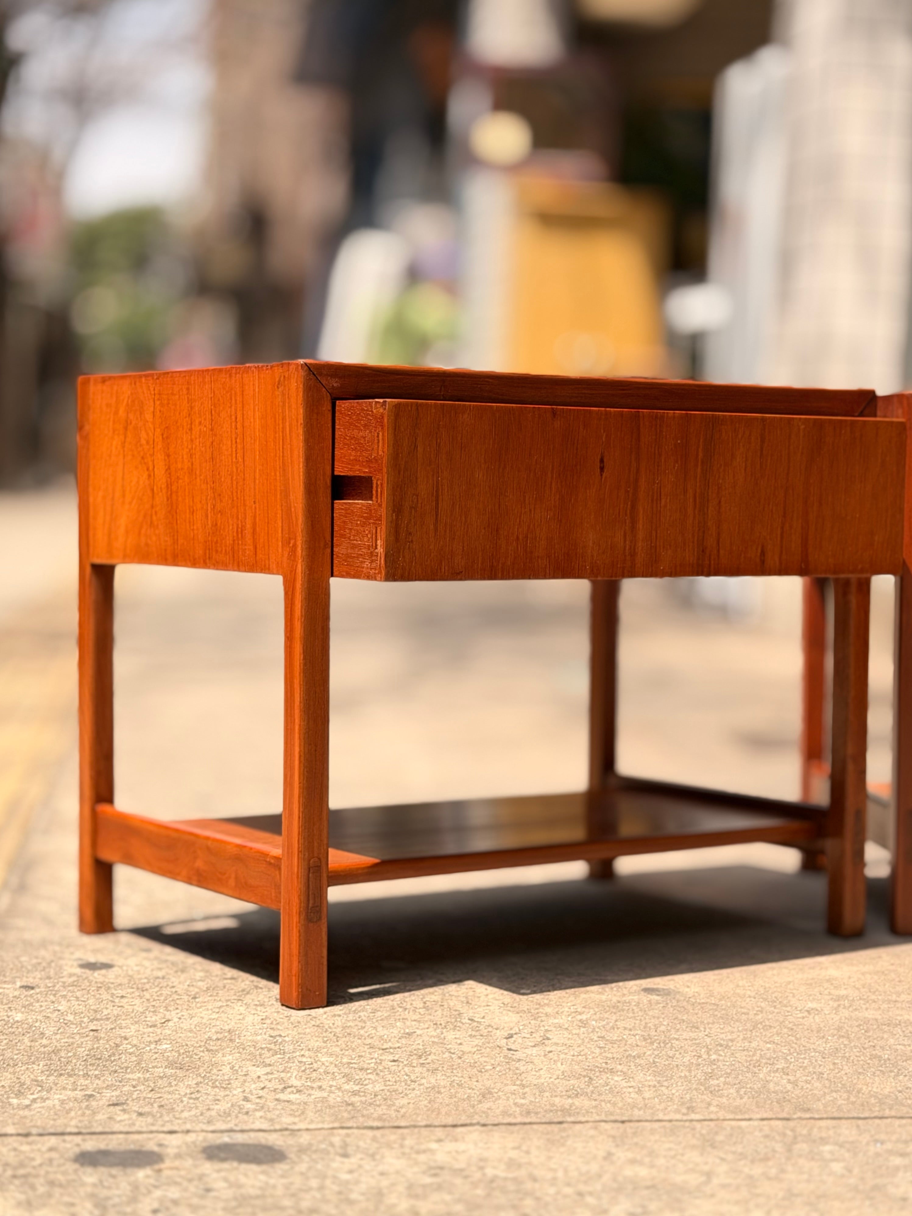 Par de mesas de cabeceira modernistas por Florence Knoll - Modelo 227