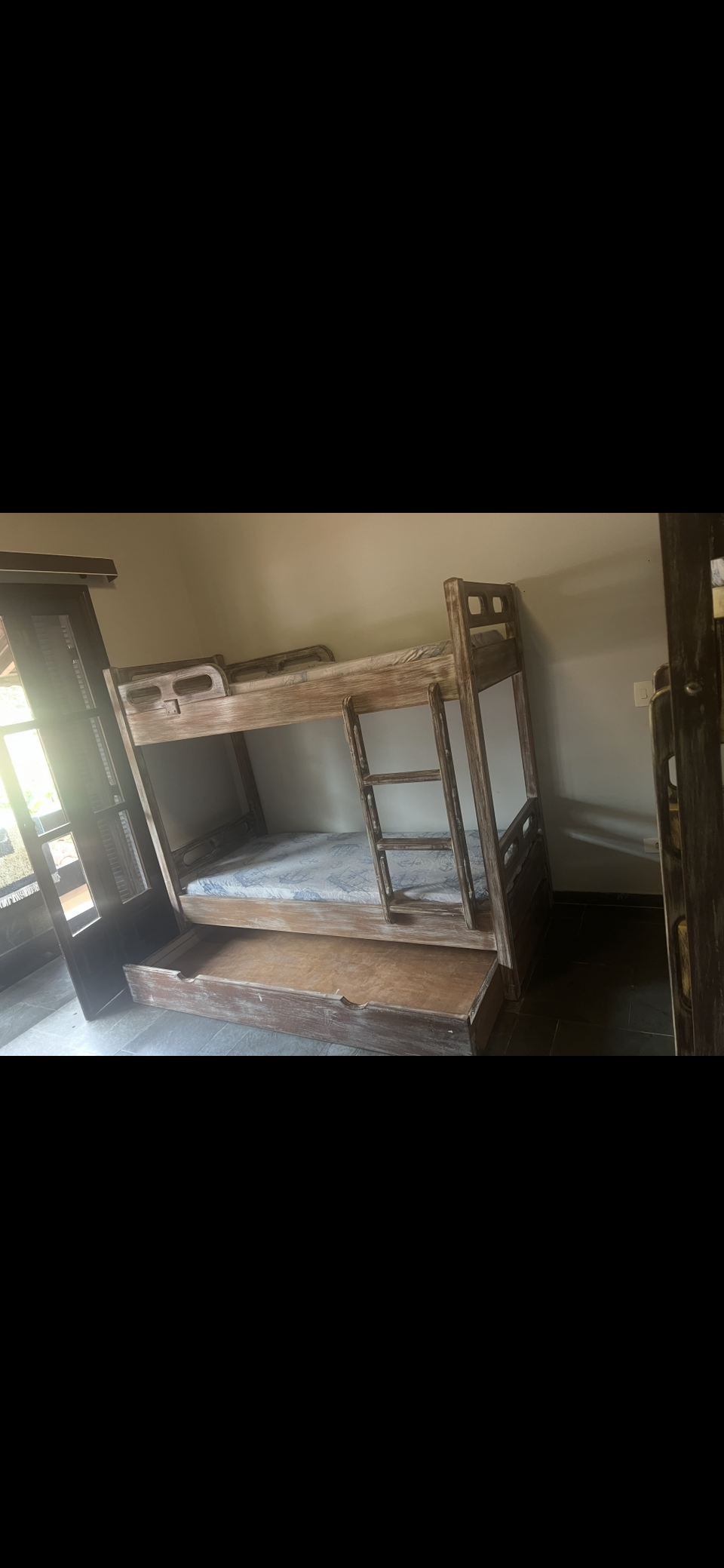 Beliche em madeira maciça com gaveteiro ou mais uma opção de cama extra