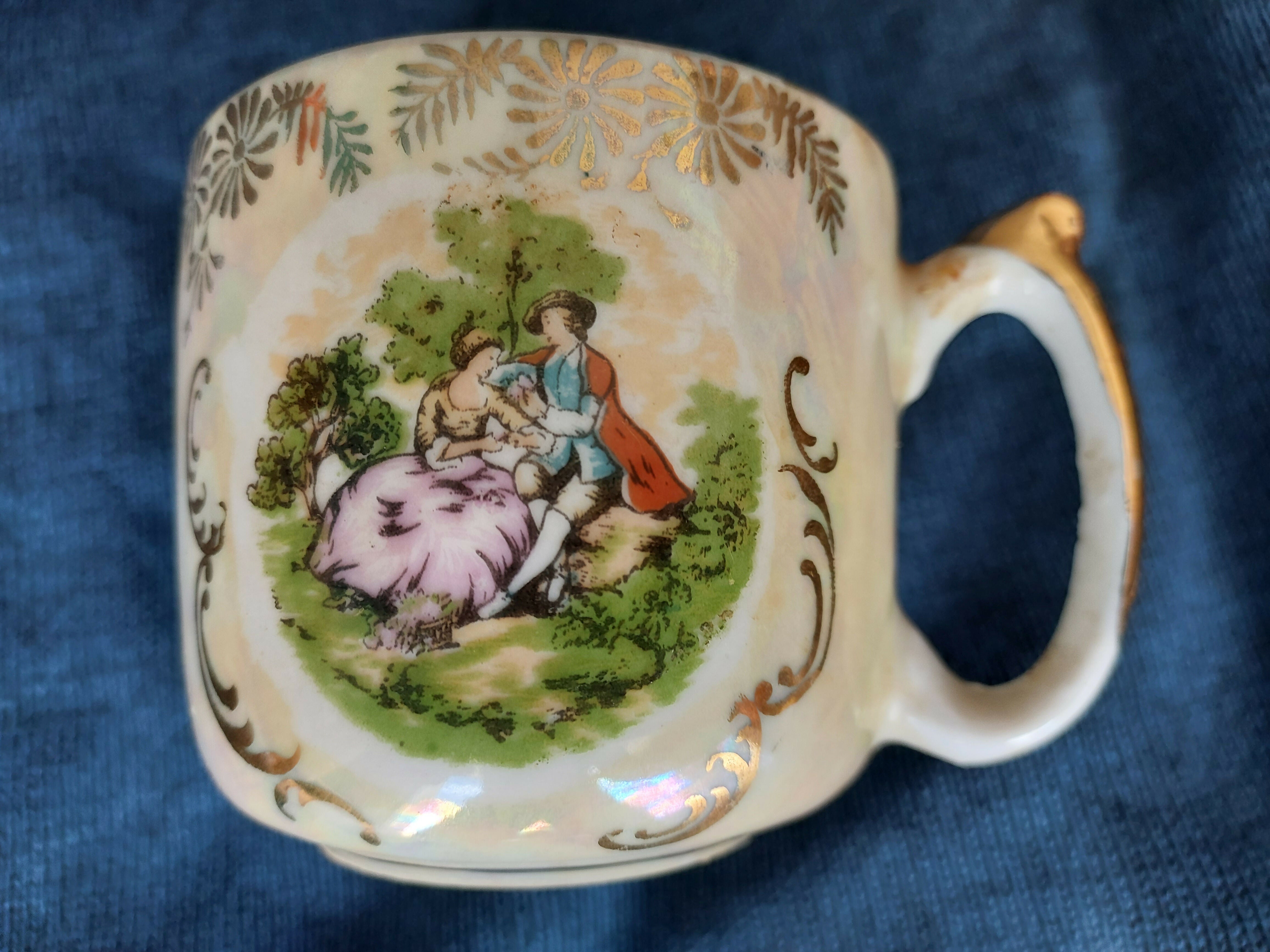 Xícara de Chá Antiga com Cena Romântica