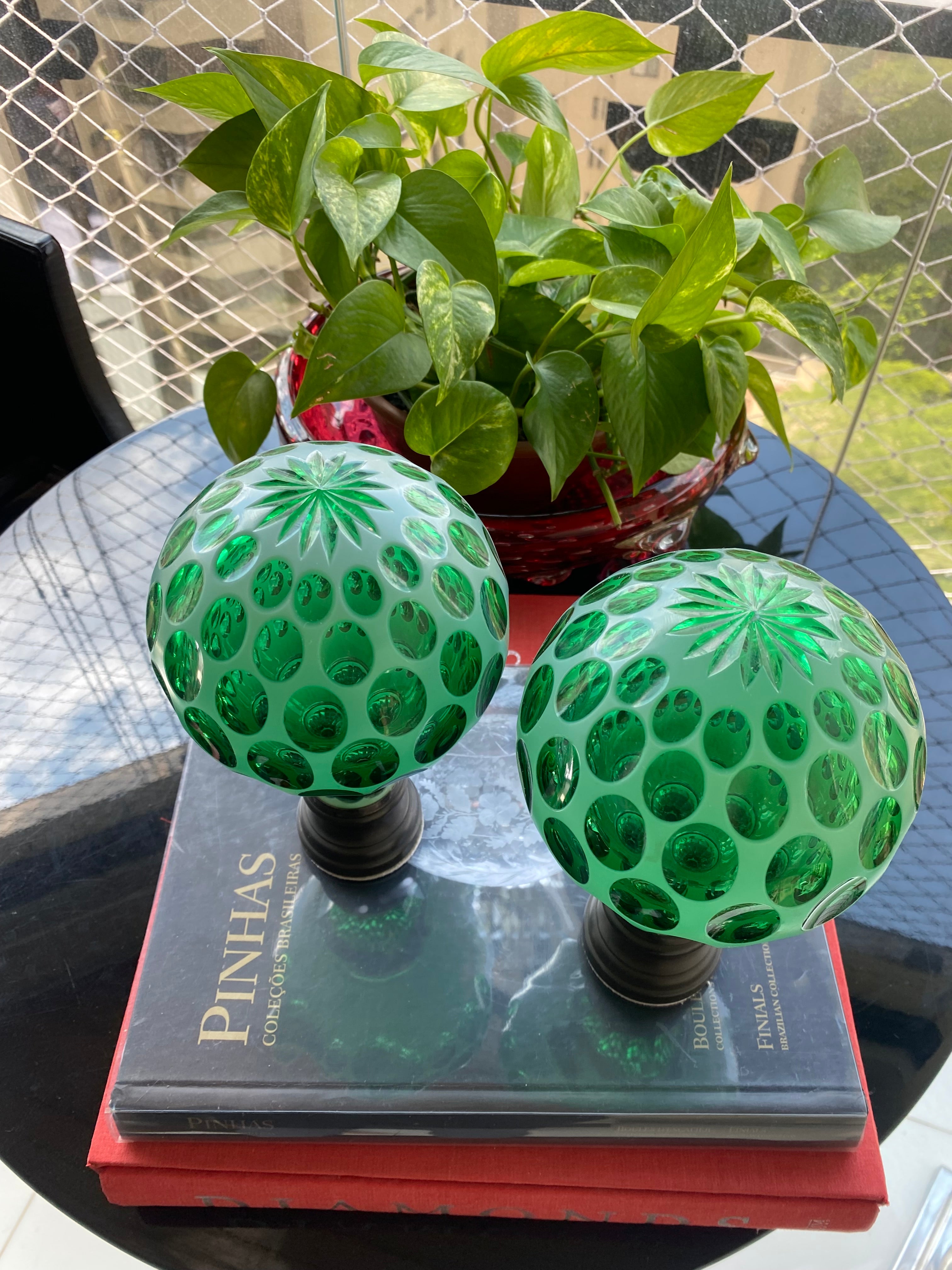 Par de Pinhas redondas em cristal verde 