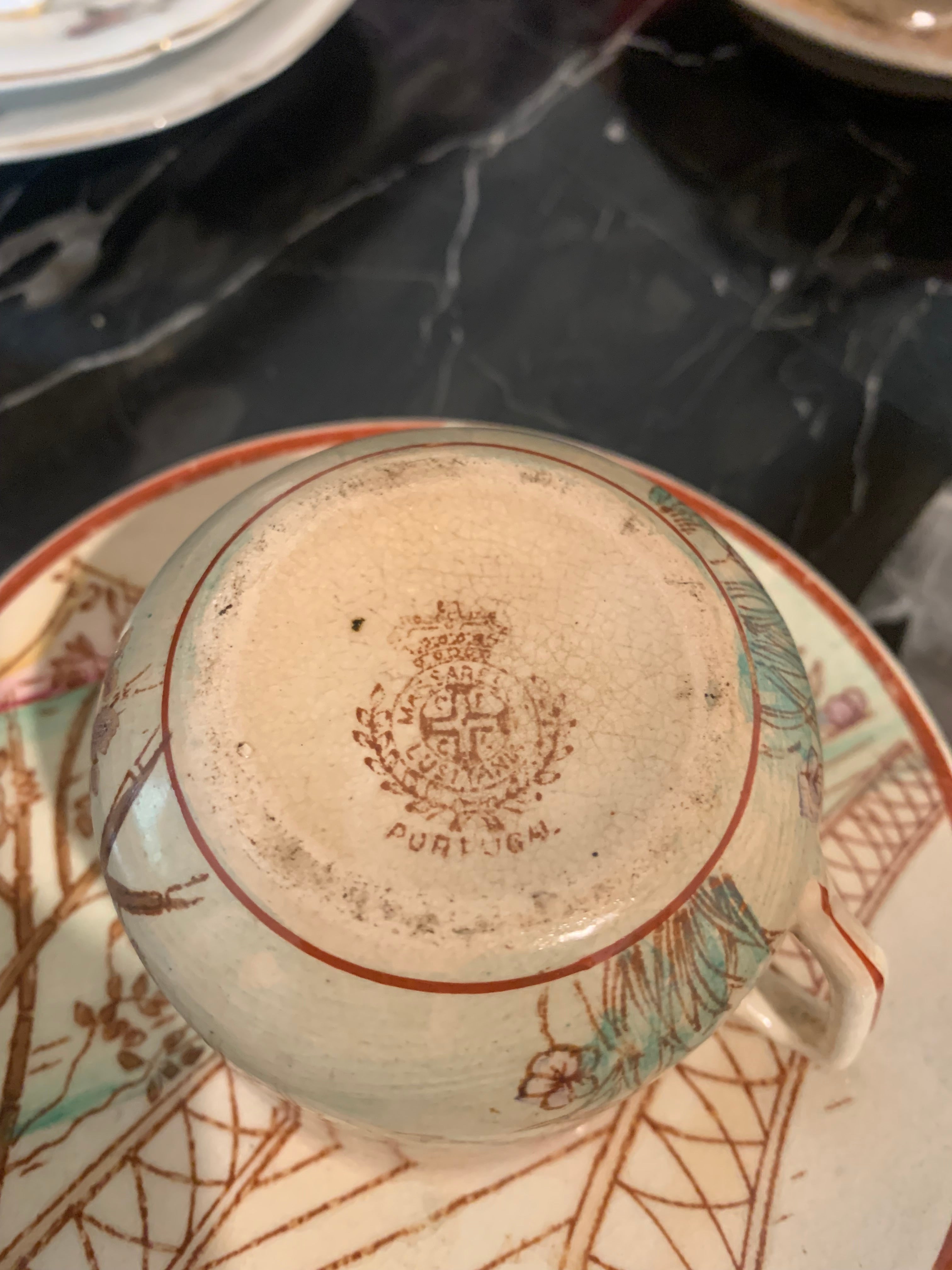 Lindíssima e muito antiga xícara de chá de porcelana com pintura a mão com tema oriental