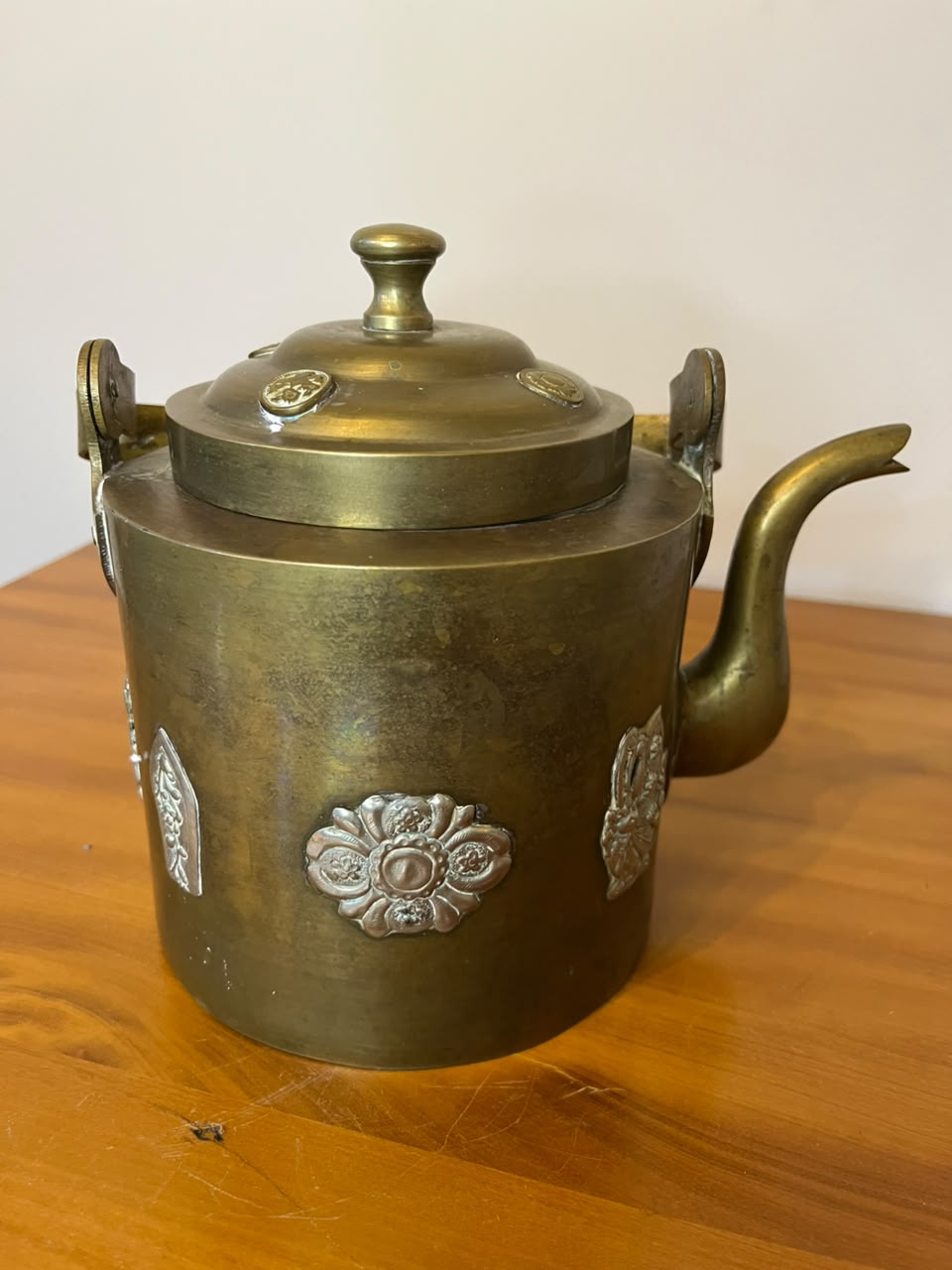 Chaleira Decorativa em Latão com Aplicações Ornamentais