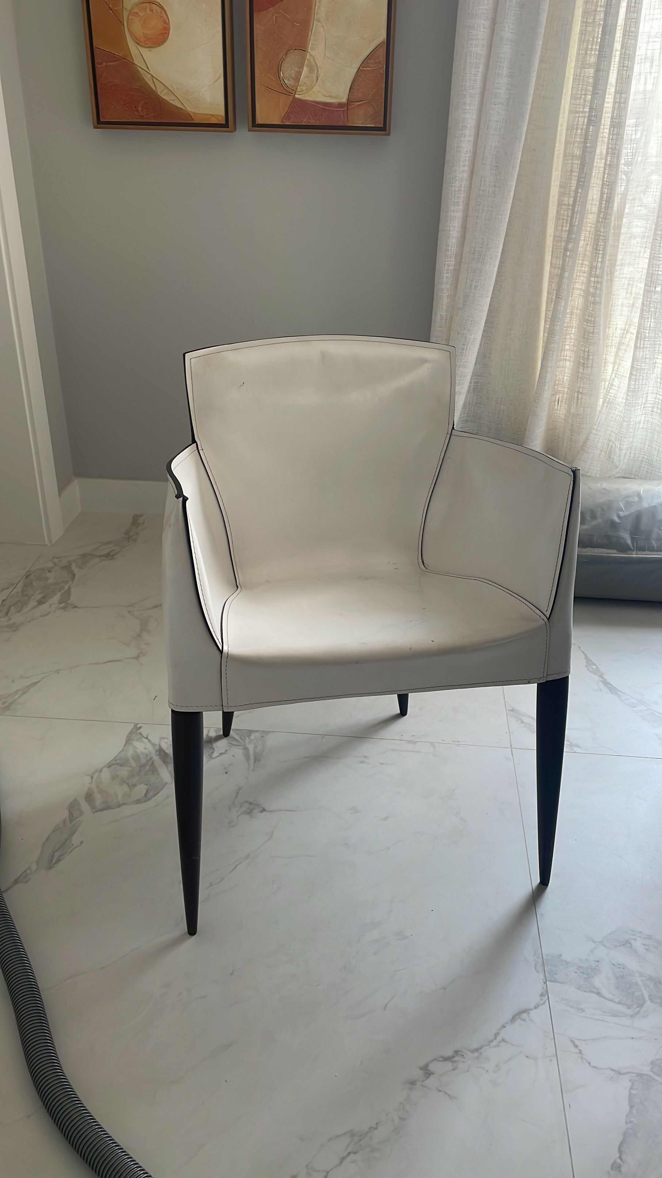 Conjunto de 8 Cadeiras de couro e madeira