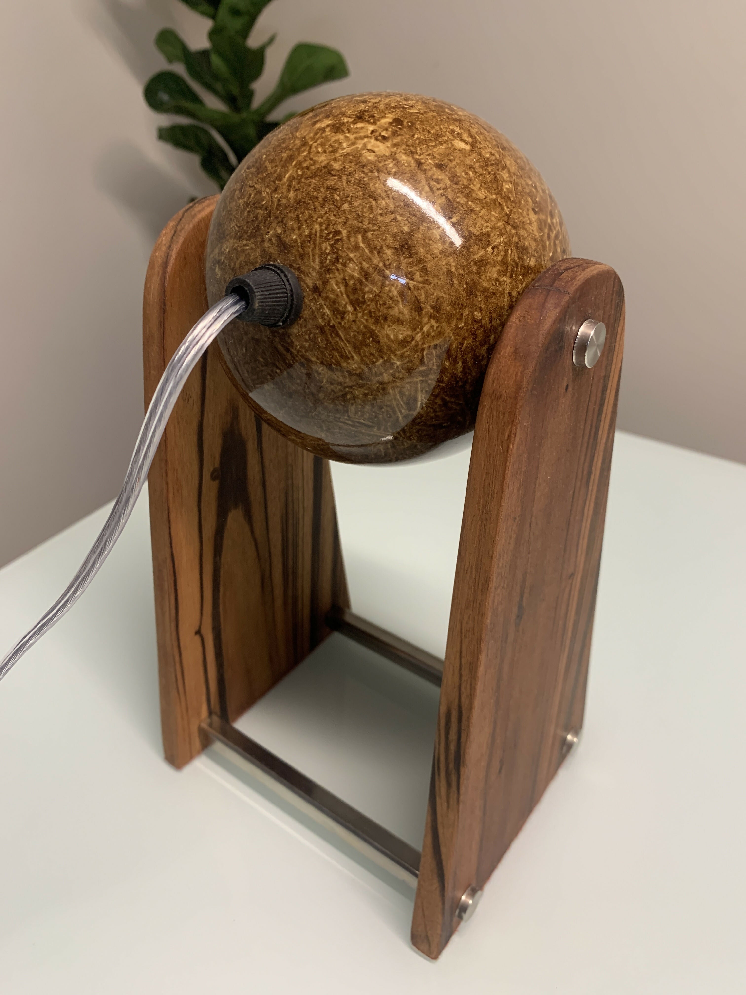 Luminária de mesa em cerâmica, madeira e inox