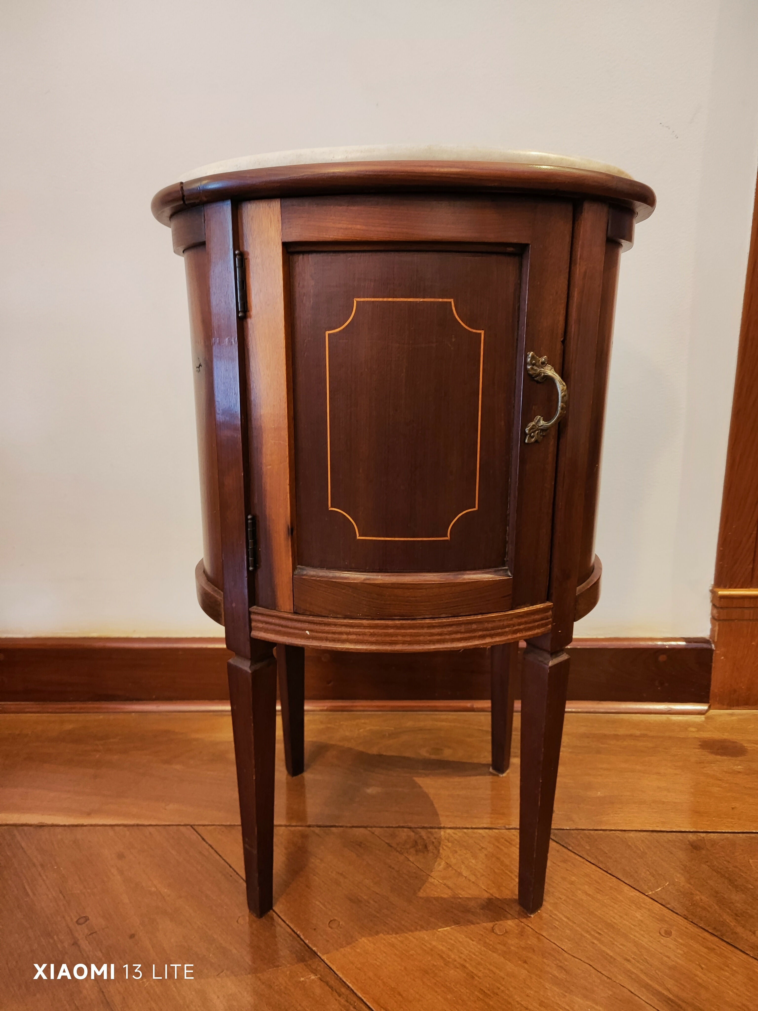 Mesa de cabeceira em madeira e pedra branca