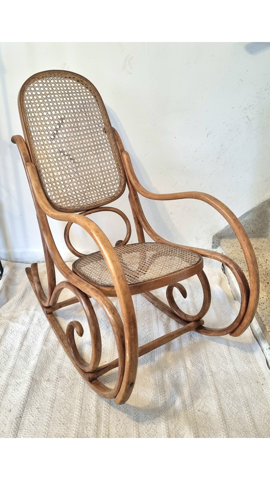 Cadeira de Balanço Thonet em palhinha 