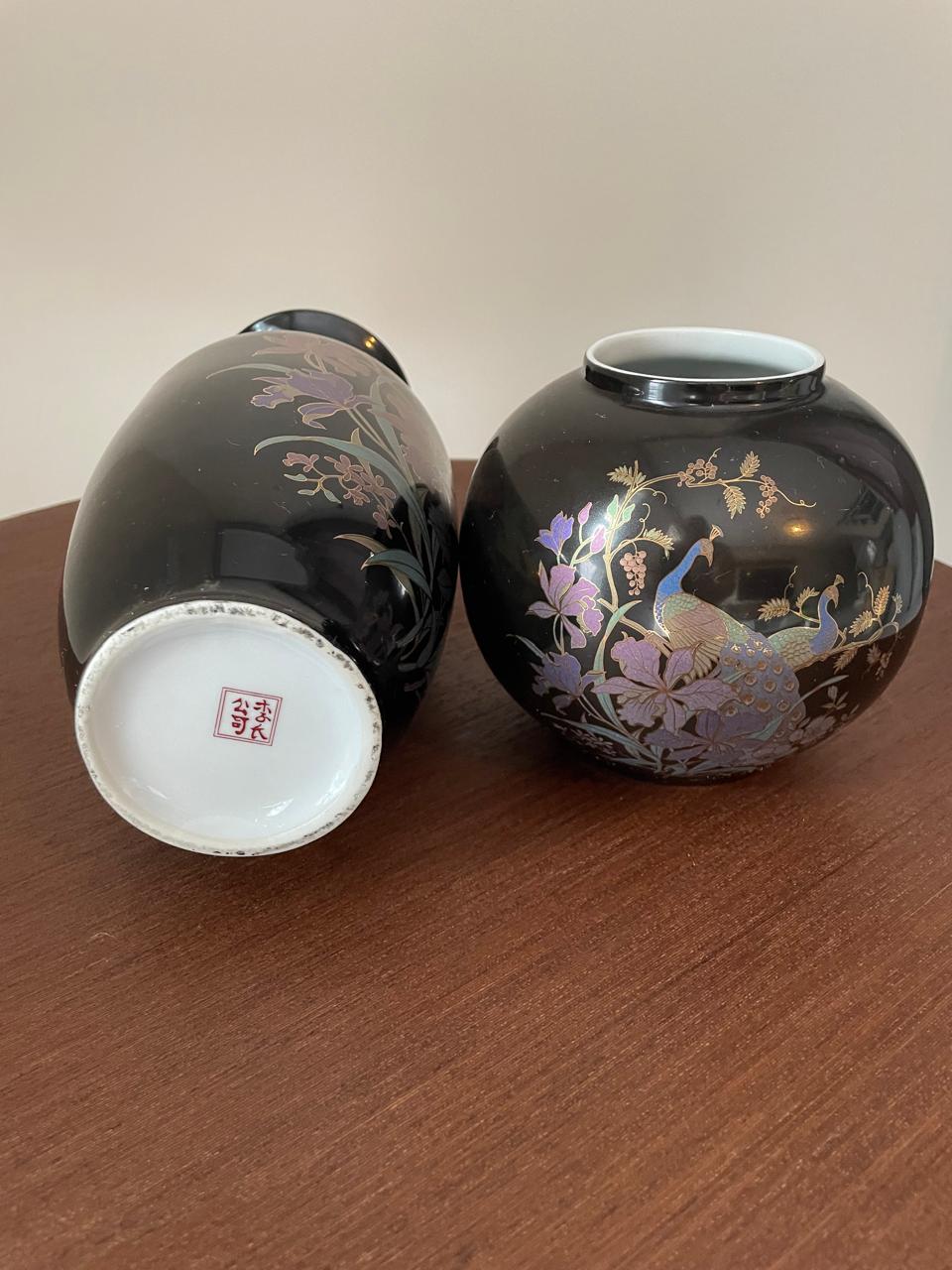 Jarros / Vasos decorativos de porcelana oriental com motivos florais e Pavão em fundo preto 