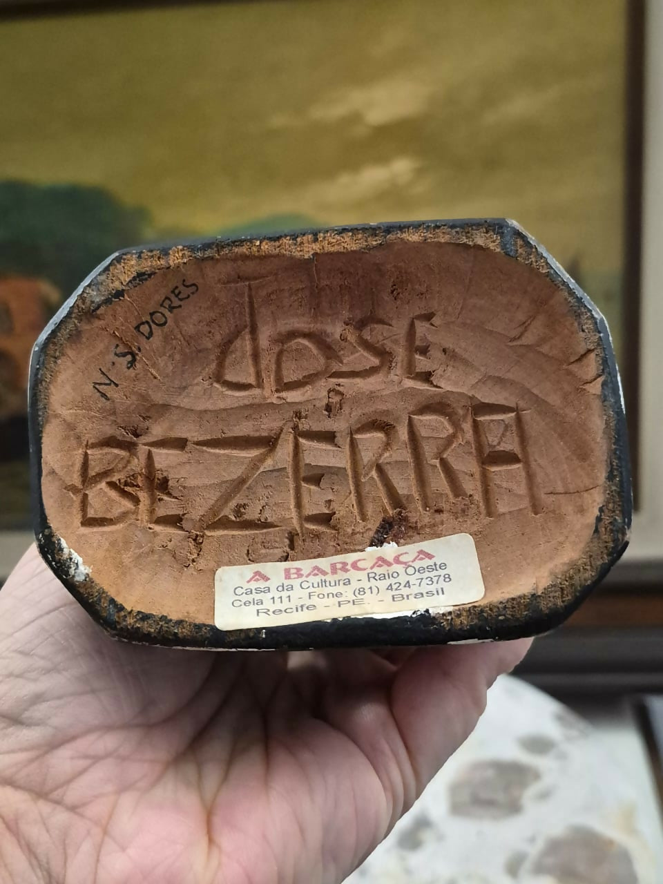 Escultura talhada em madeira, assinada pelo santeiro José Bezerra, representando Nossa Senhora das Dores, com policromia esmaltada.