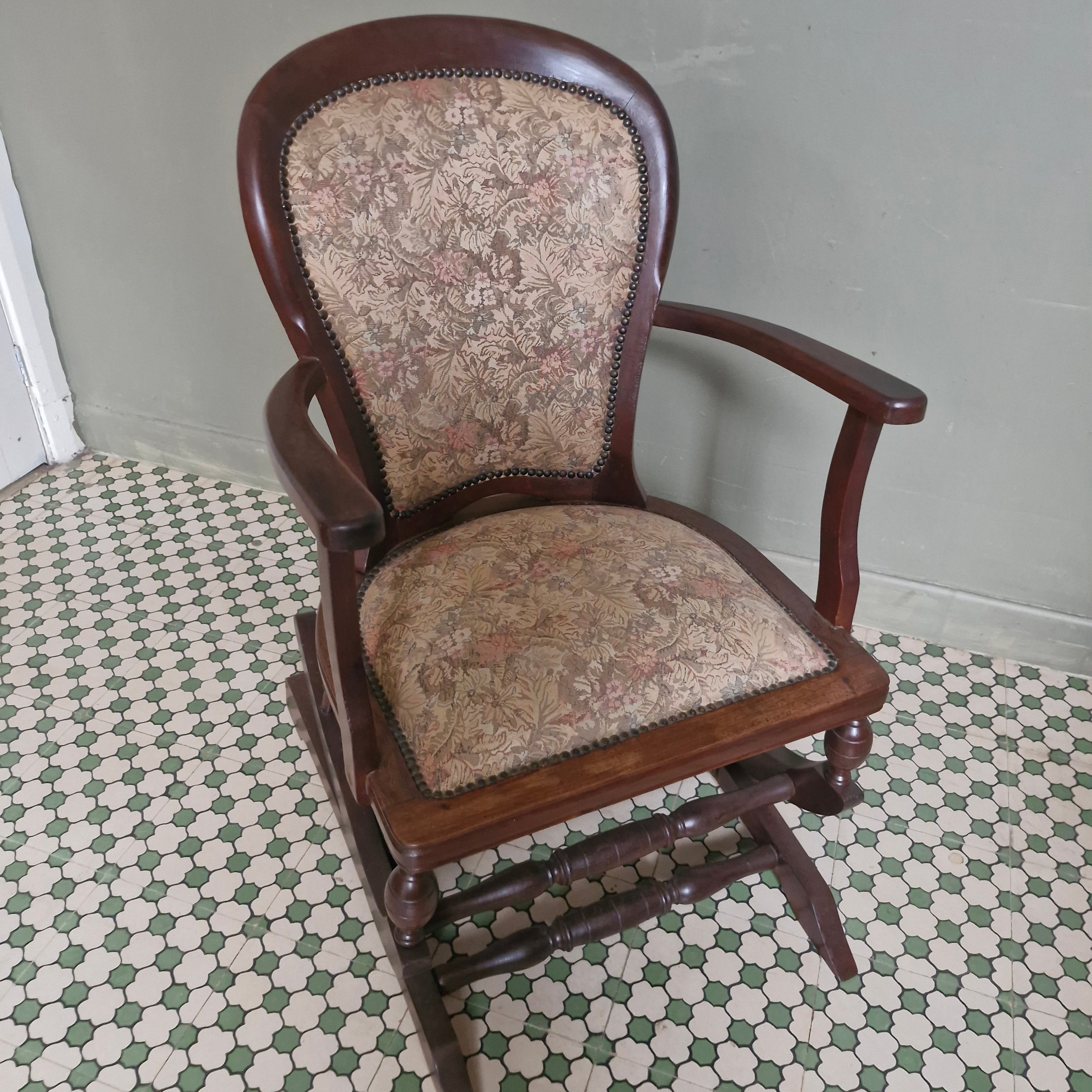 Cadeira de Balanço com estofado floral 