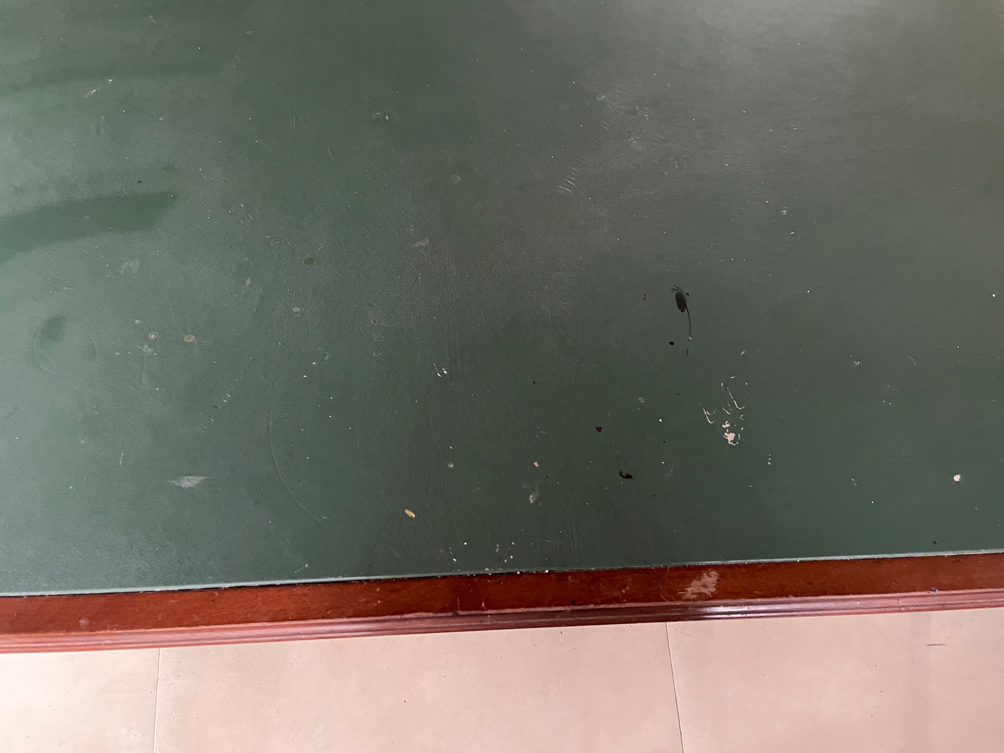 Escrivaninha estilo inglês em madeira e tampo verde (5 gavetas) 